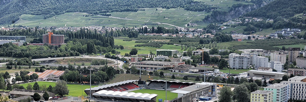 Foto d'archivio: panorama dello stadio Tourbillon a Sion. Immagine ritagliata; non raffigura la partita Svizzera-Israele.