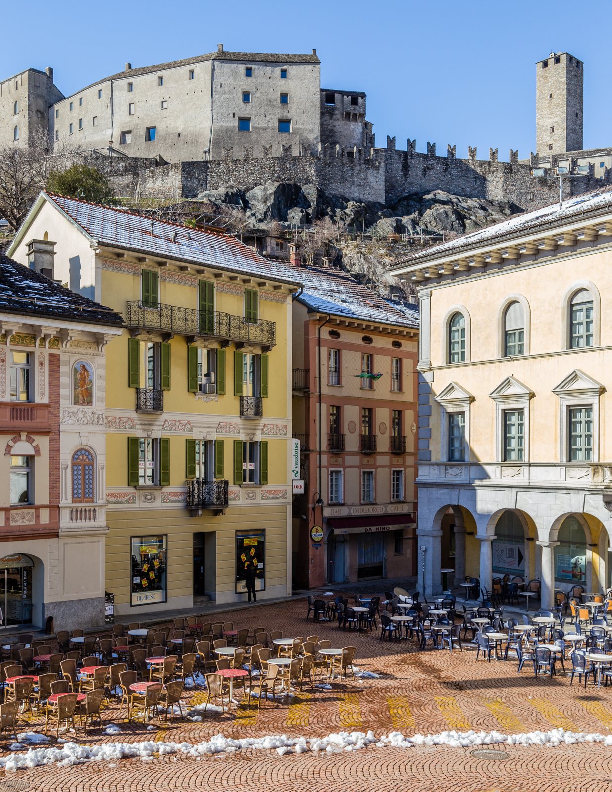 Bellinzona, vista di Piazza Collegiata e Castelgrande (foto d'archivio).