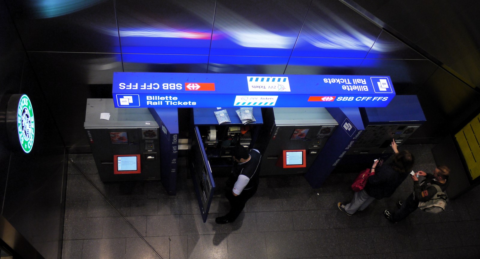 Distributori di biglietti FFS alla stazione dell'aeroporto di Zurigo (foto d'archivio)