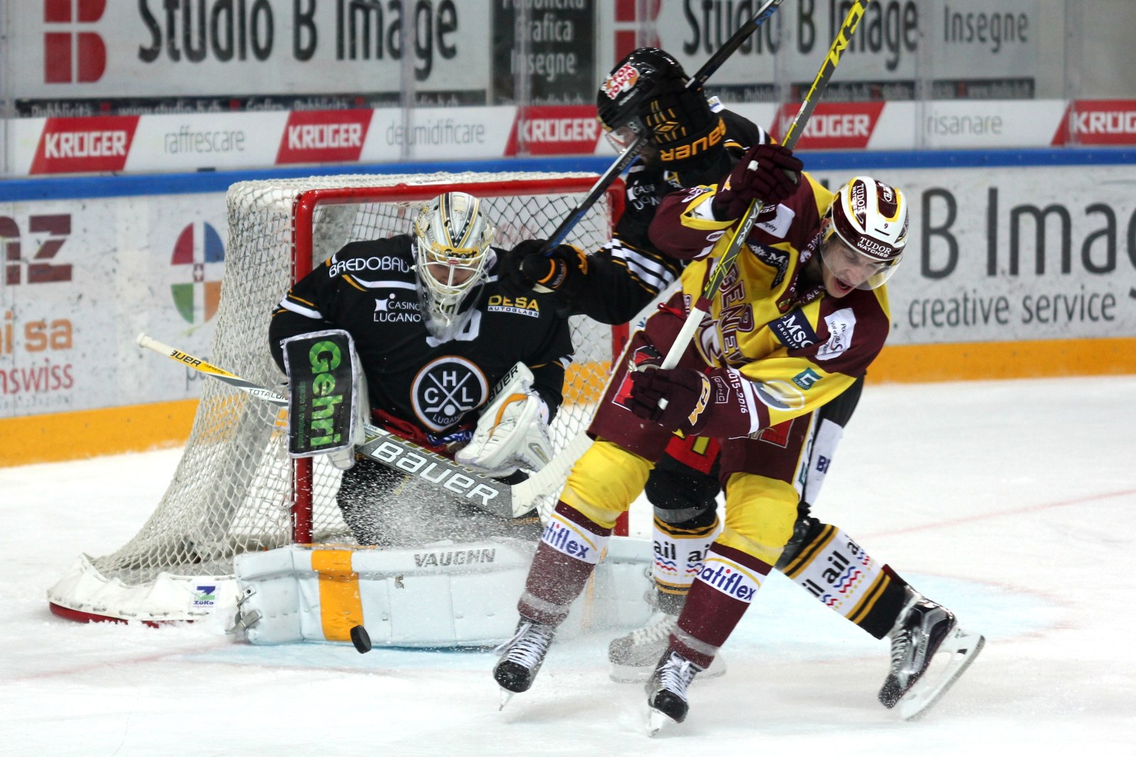 Azione di gioco tra HC Lugano e Genève-Servette HC alla Cornèr Arena (foto d'archivio 2015)