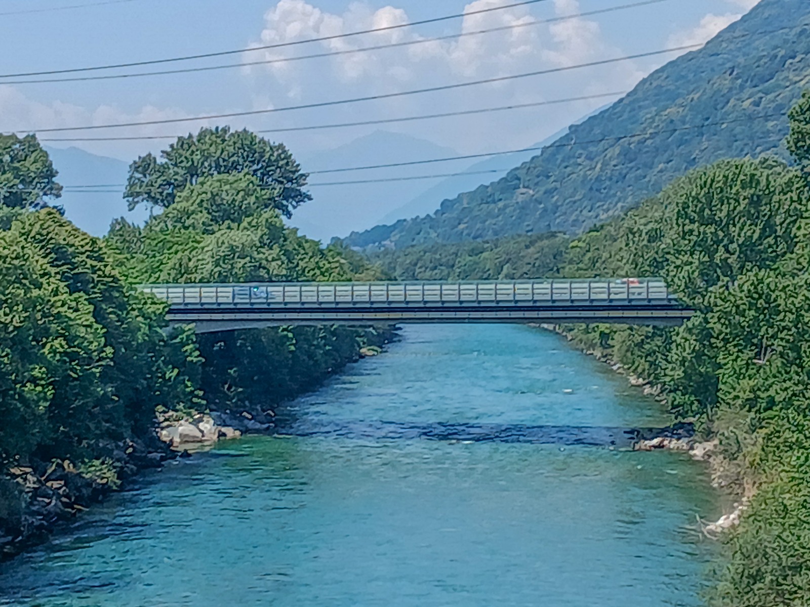 Il fiume Ticino tra Giubiasco e Sementina, con il viadotto della Morobbia. Foto d’archivio del 20 giugno 2025; non ritrae il cantiere attuale.
