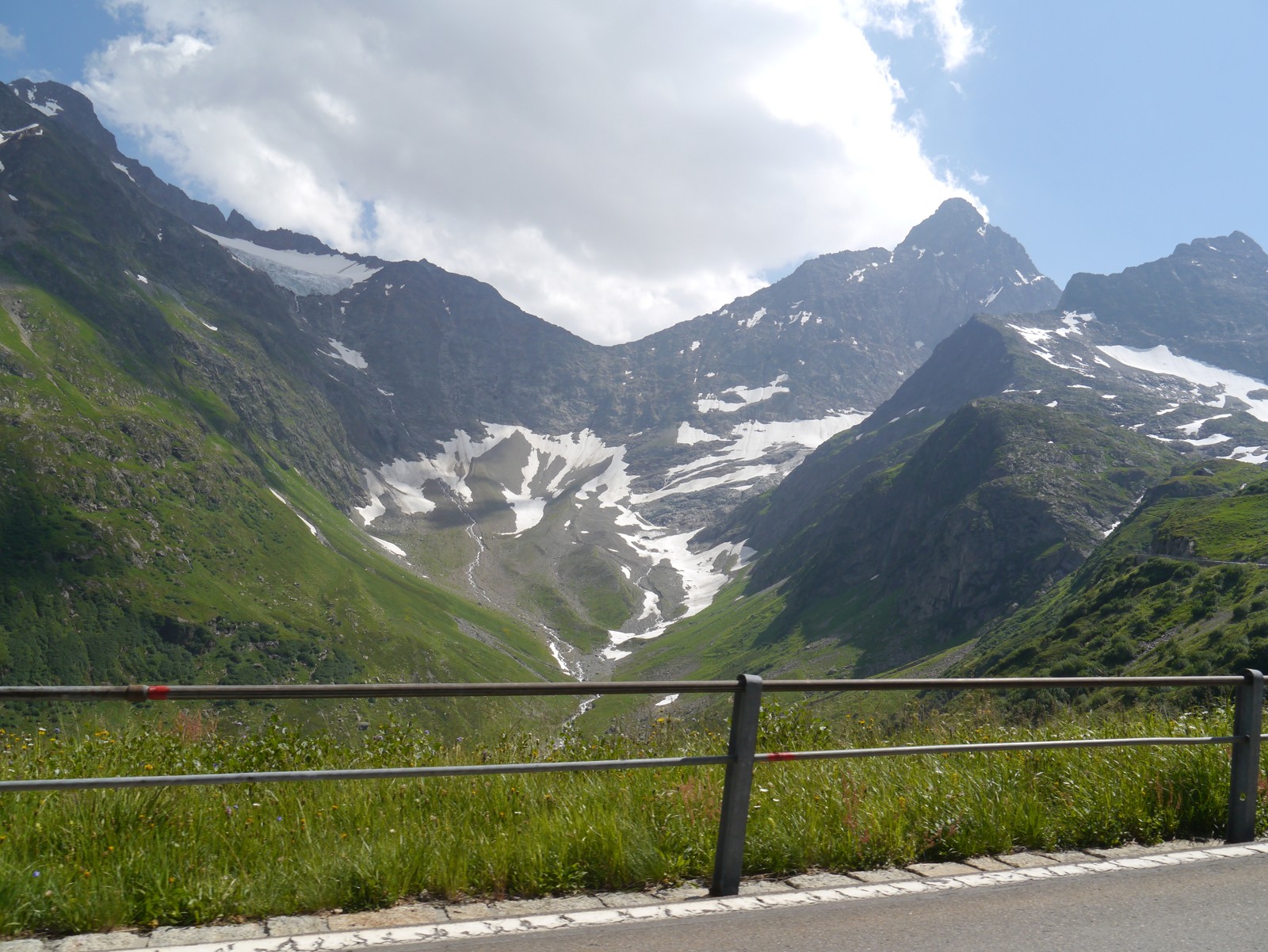 La strada del passo del Susten in una foto d'archivio del 2013; non rappresenta le condizioni attuali.