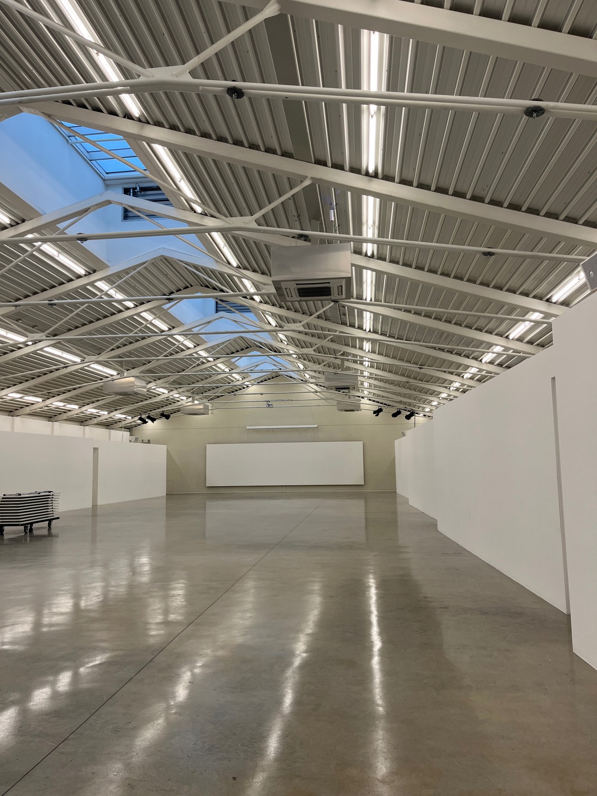 L’interno dello Spazio Officina a Chiasso, foto d’archivio del gennaio 2026. Non ritrae l’allestimento di AURUM.