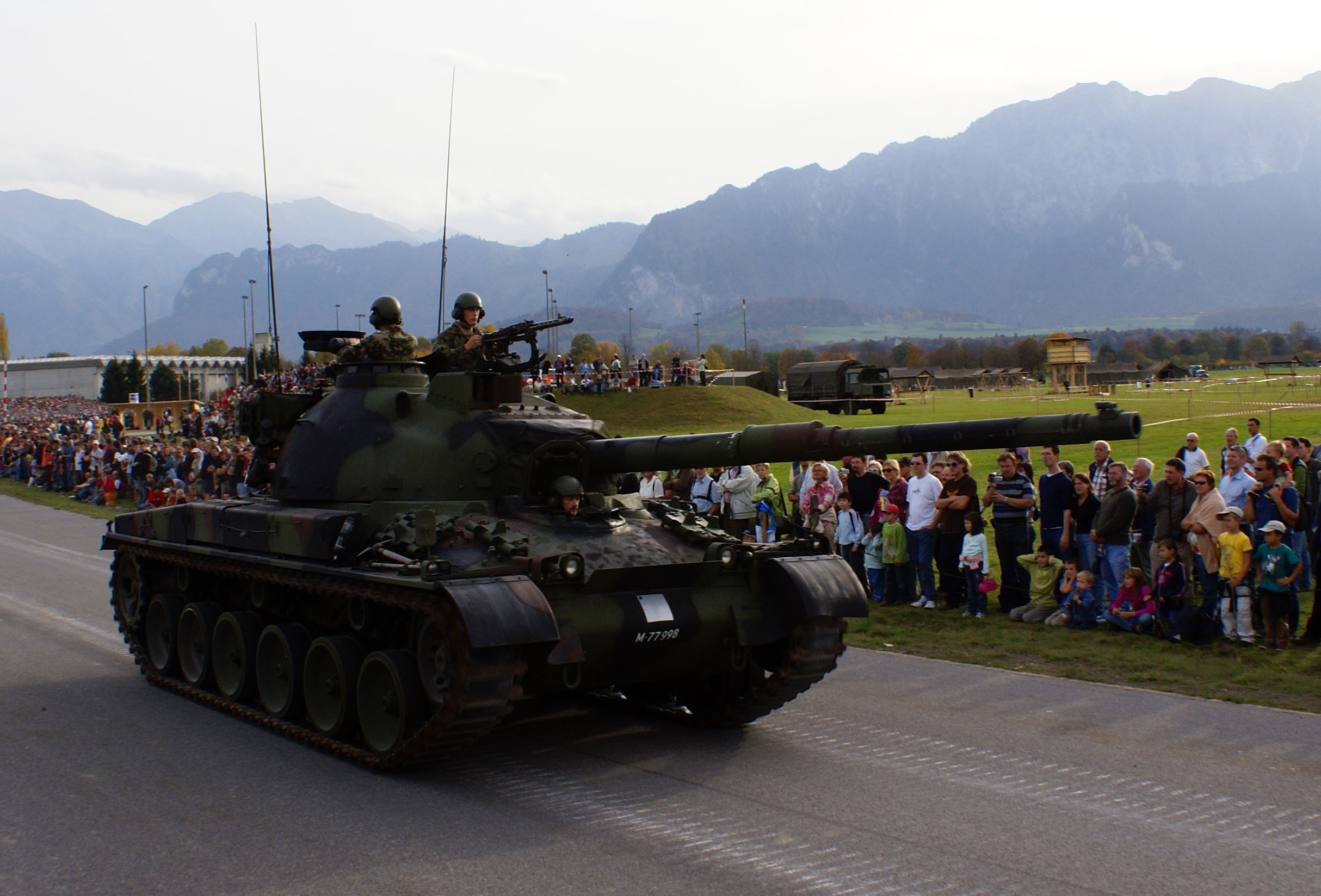 Un carro armato Pz 68/88 dell'Esercito svizzero alla Steel Parade (foto d'archivio 2006)