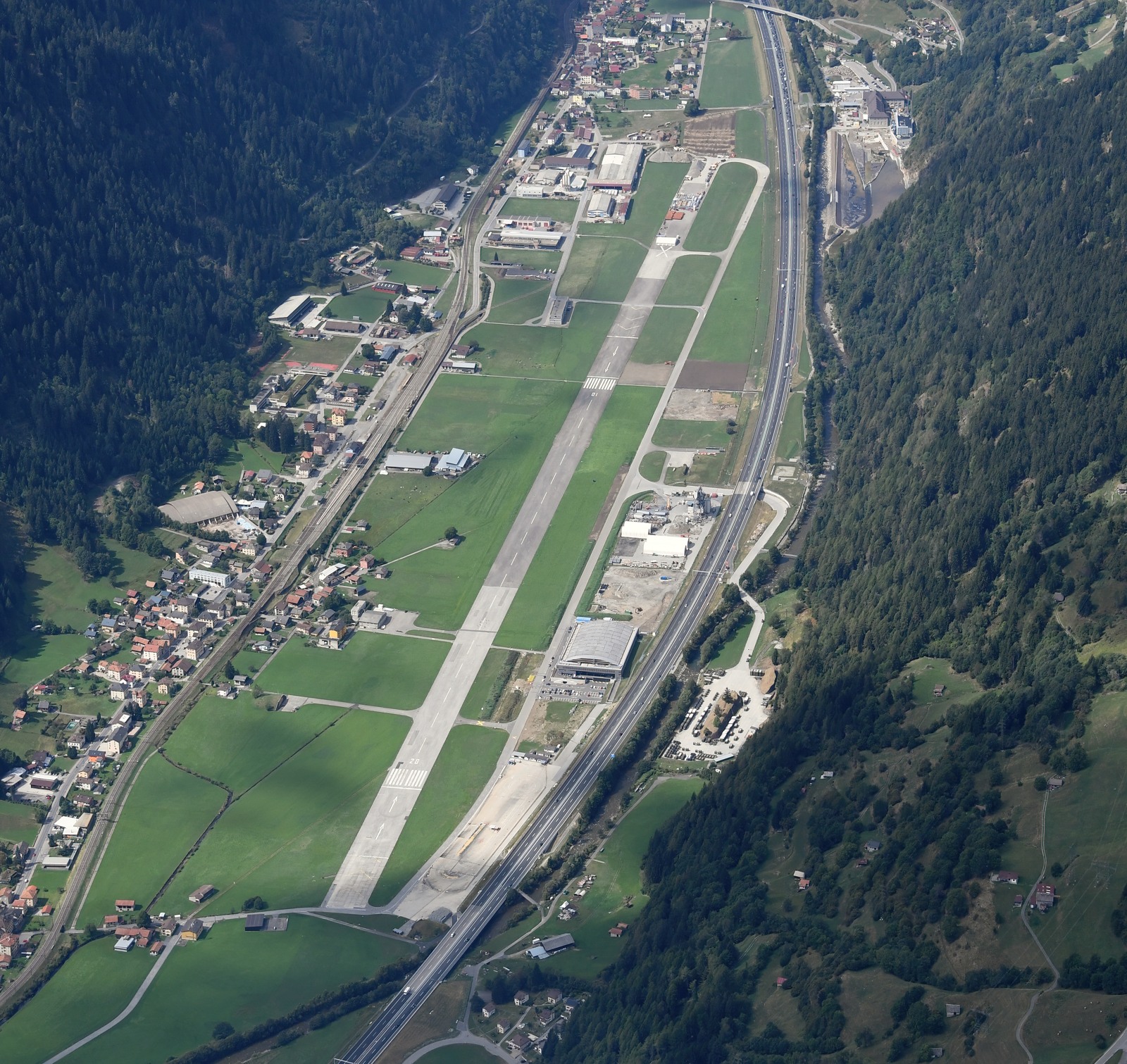 Veduta aerea di Ambrì e dell’area dell’aerodromo. Foto d’archivio (2022), usata a scopo illustrativo.