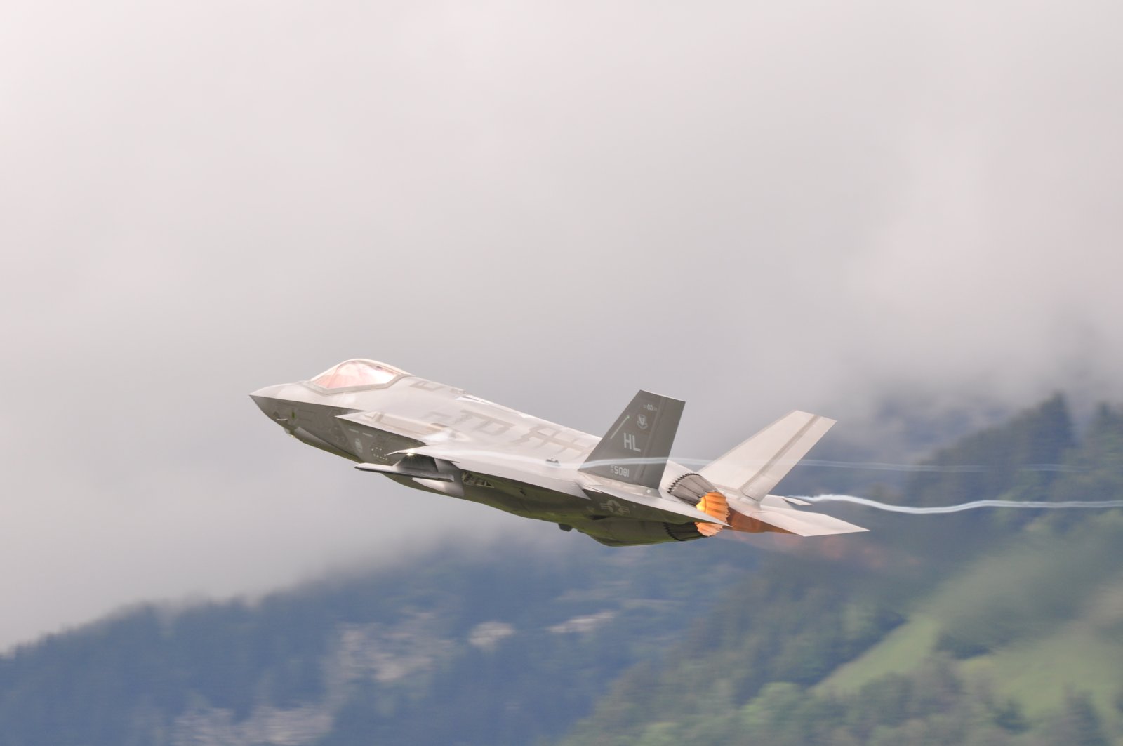 Un aereo da combattimento F-35A in decollo dall'aerodromo militare di Meiringen durante i test in Svizzera (foto d'archivio 2019).