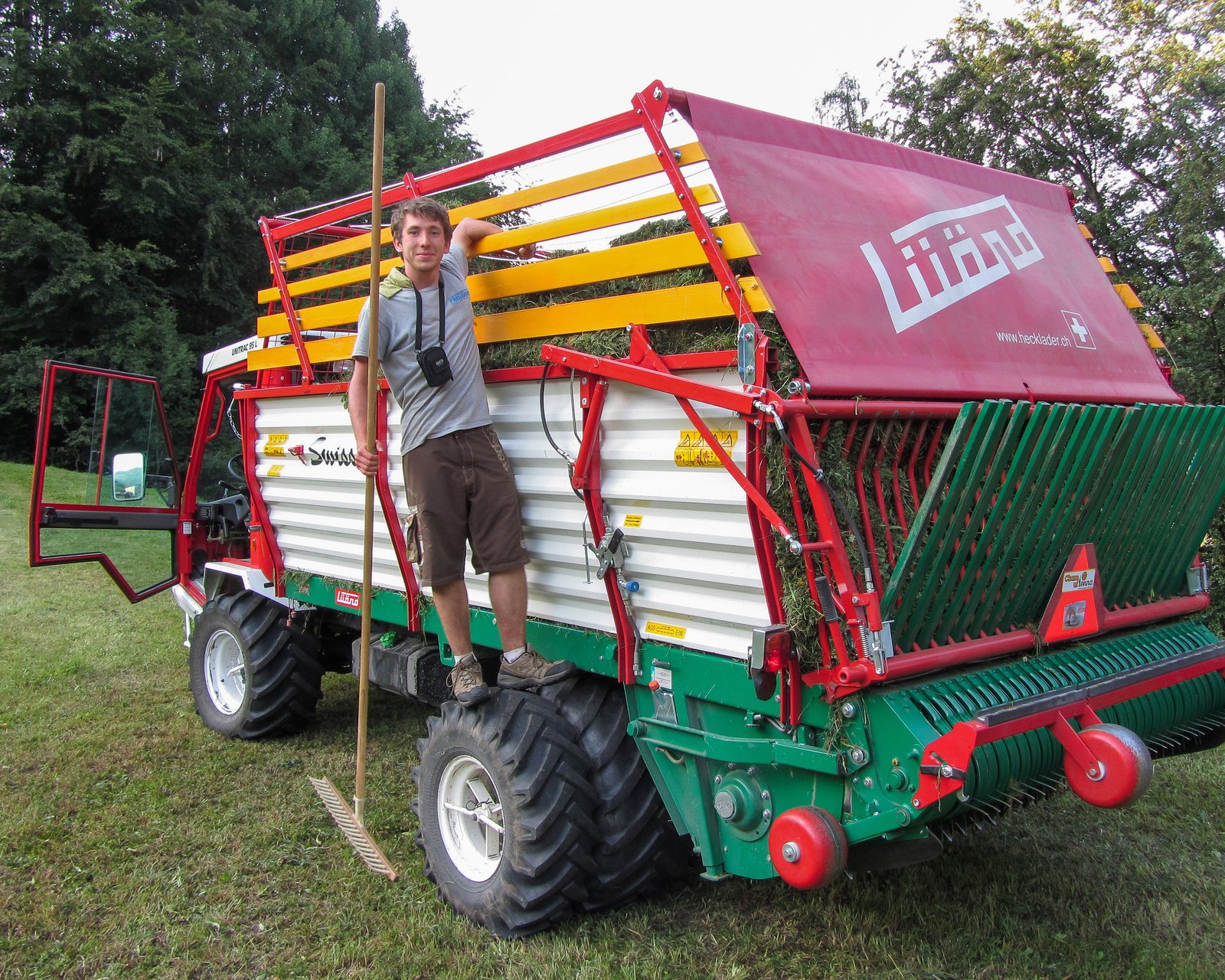 Un giovane agricoltore al lavoro durante la fienagione in Svizzera (foto d'archivio).
