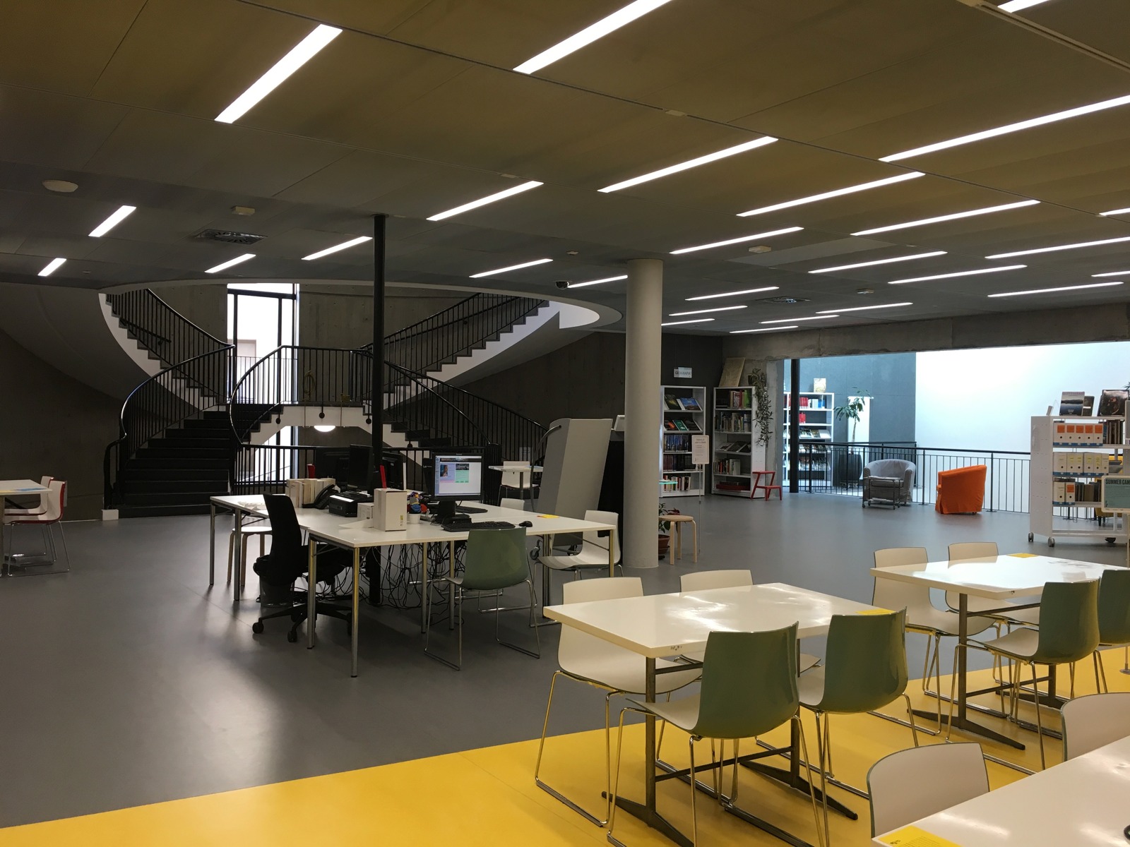 Interno della biblioteca La Filanda a Mendrisio, foto d’archivio del 2019. L’immagine illustra la sede del convegno e non documenta l’incontro del 14 ottobre 2026.