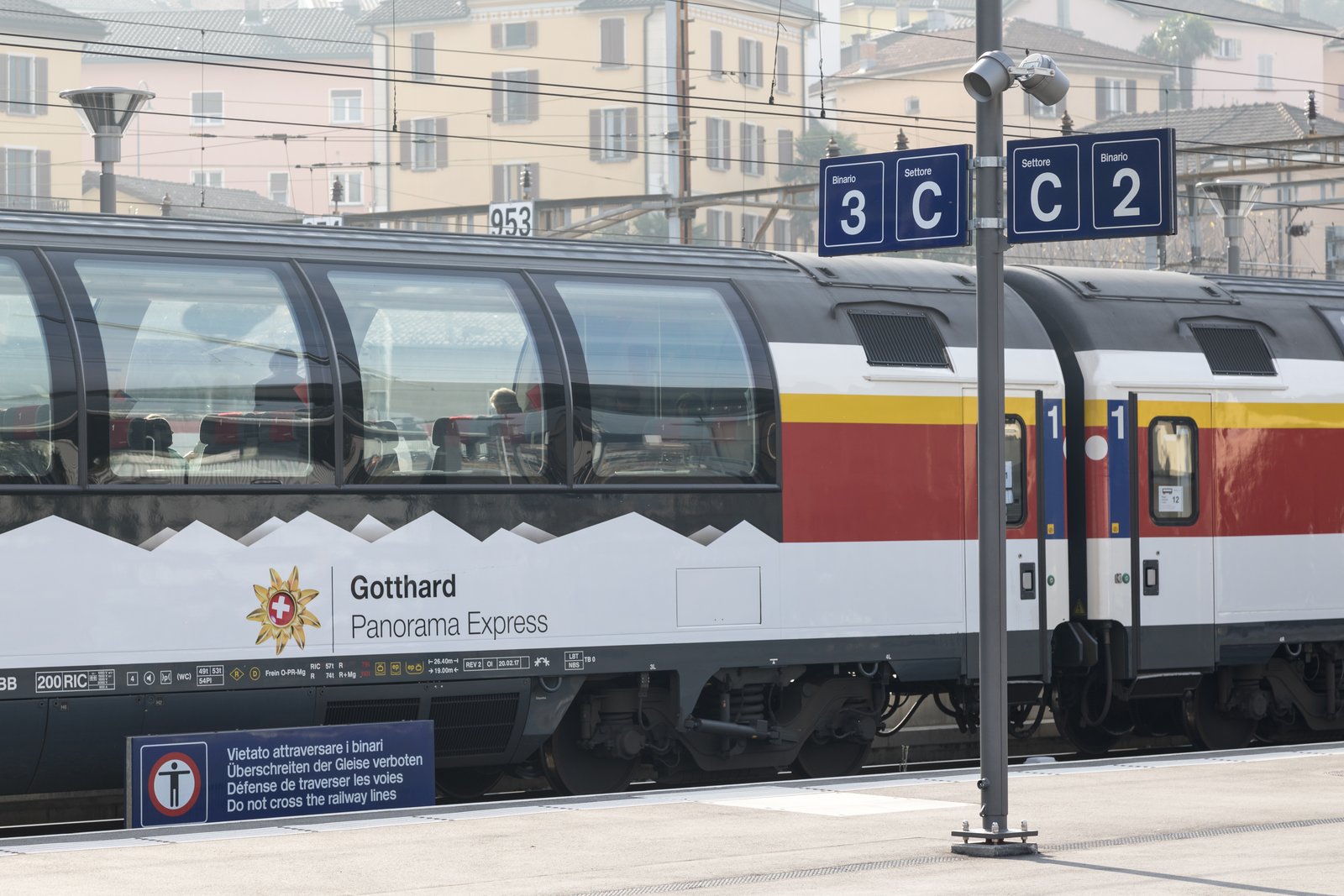 Un treno in transito alla stazione di Bellinzona (foto d'archivio).