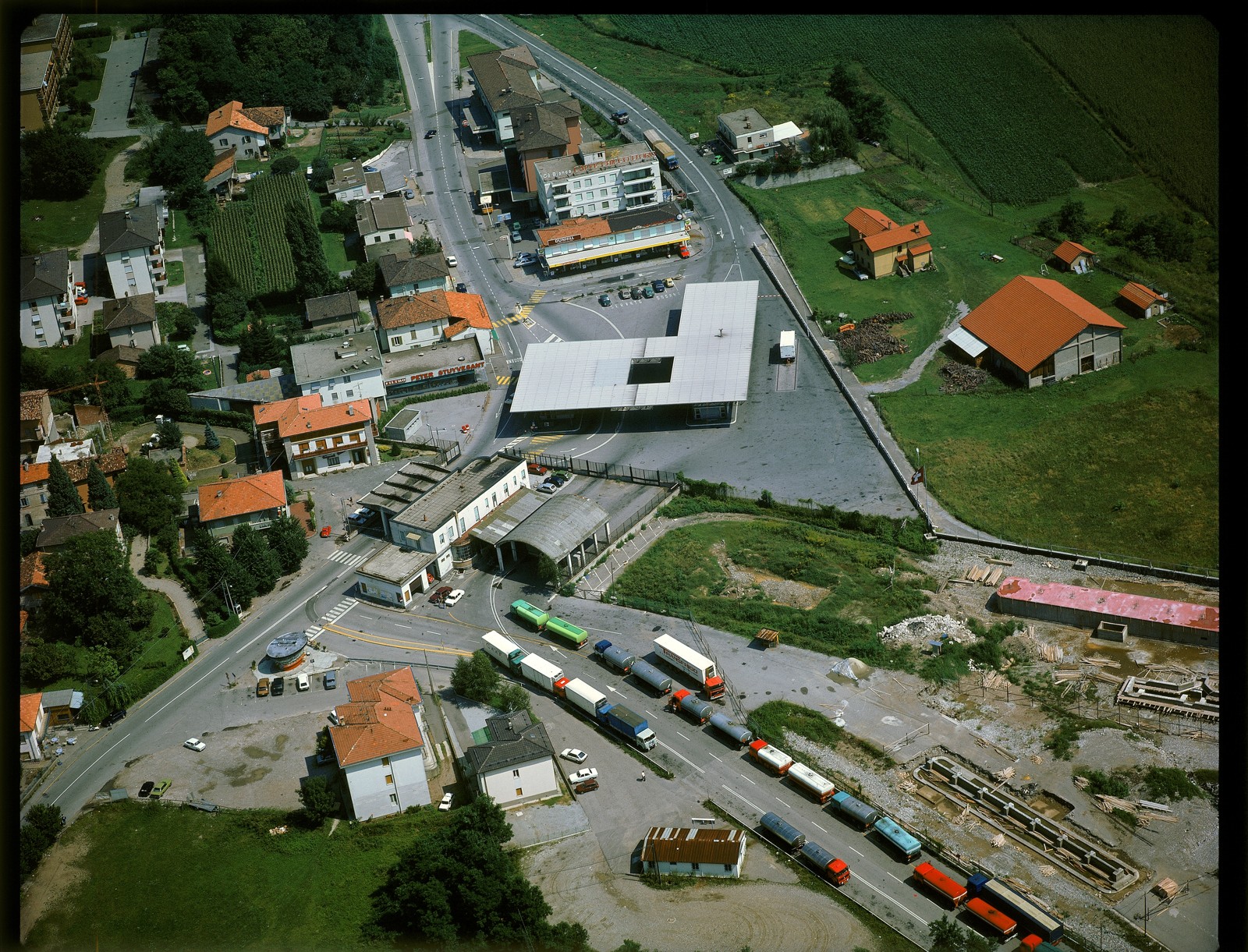 Il valico Stabio–Gaggiolo in una veduta aerea del settembre 1981. Foto d’archivio, non riferita al controllo.