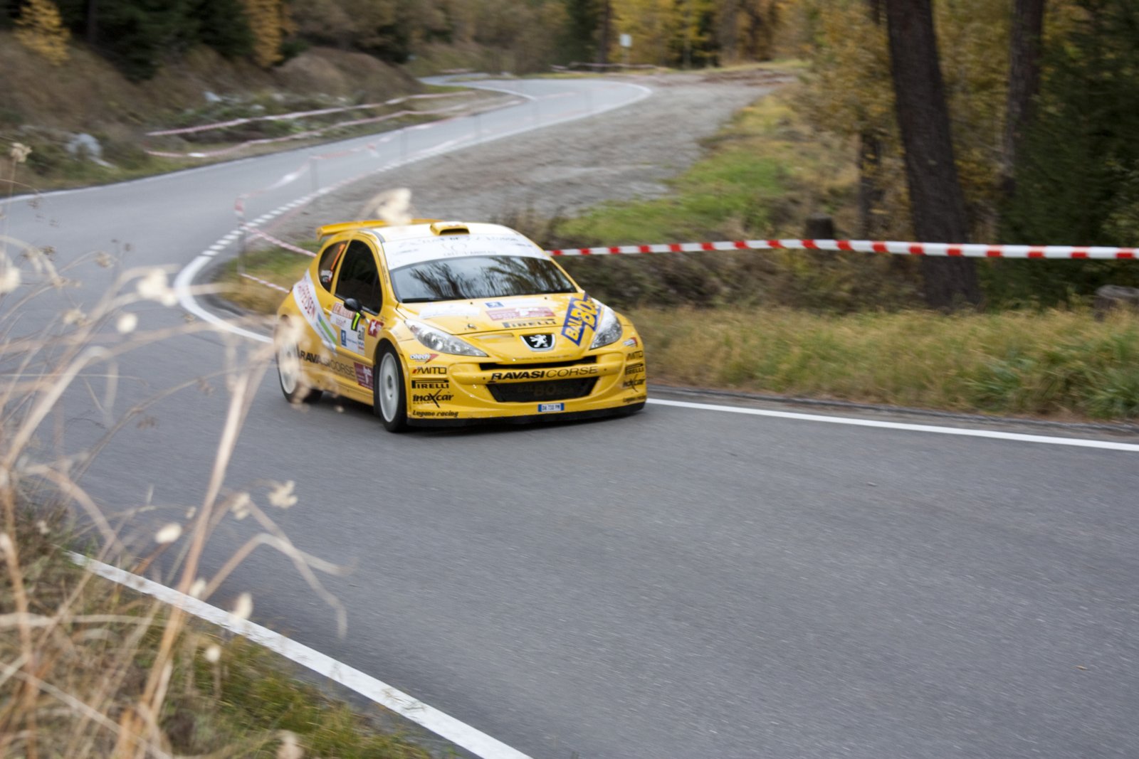Un'auto da rally in azione durante una competizione in Svizzera (foto d'archivio)