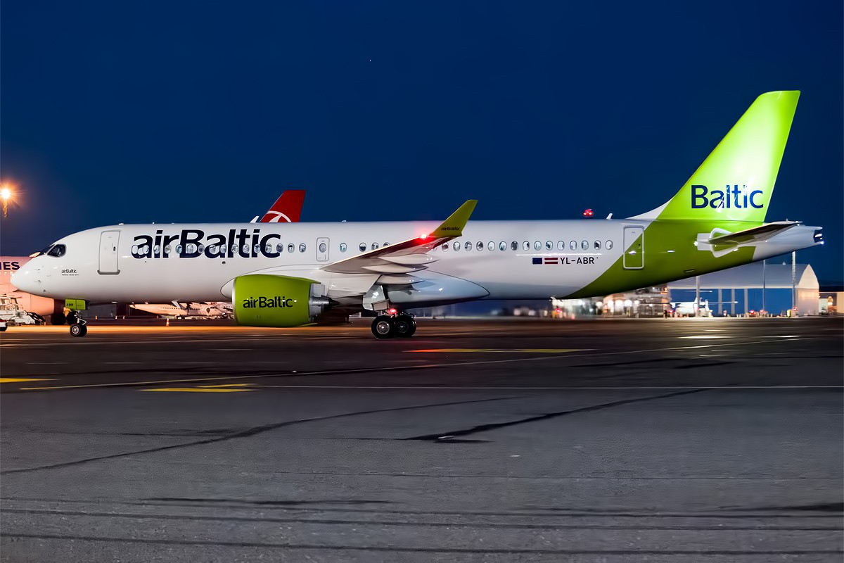 Un Airbus A220-300 della compagnia aerea lettone Air Baltic (foto d'archivio)