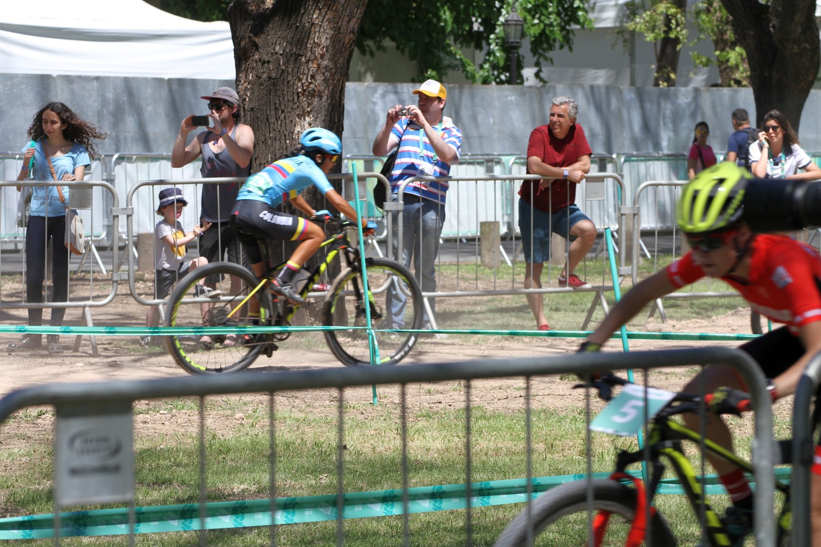 Giovani ciclisti durante una gara (foto d'archivio)