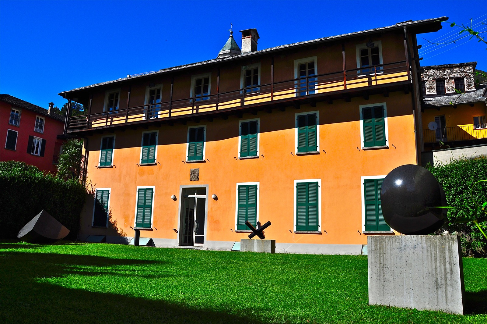 Il giardino e la facciata interna di Casa Rusca a Locarno. Foto d’archivio (2011).