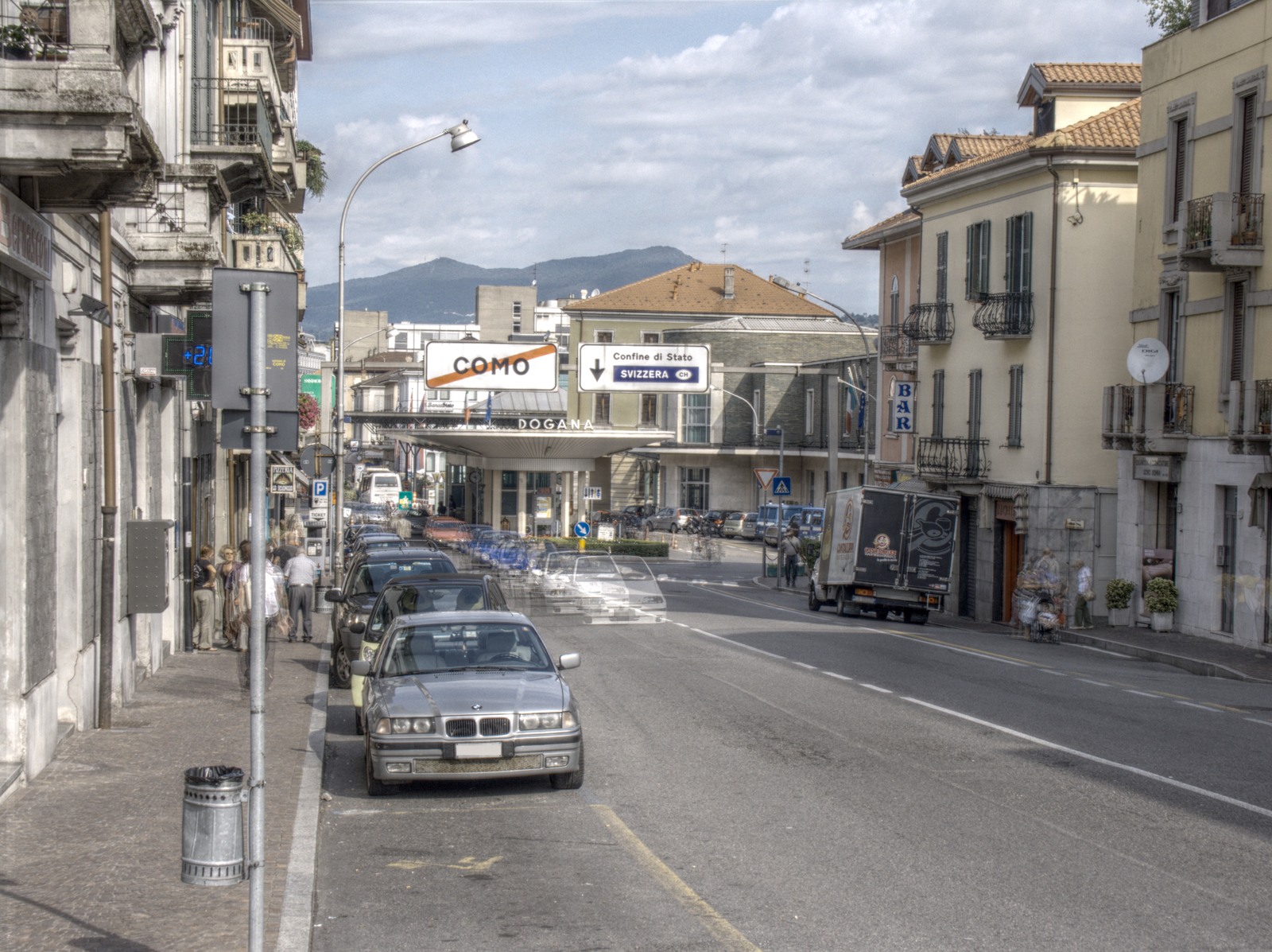 Il valico di Ponte Chiasso visto dal lato italiano, foto d’archivio del 2009. Non ritrae la consegna dell’indagato. Licenza: https://creativecommons.org/licenses/by-sa/3.0/