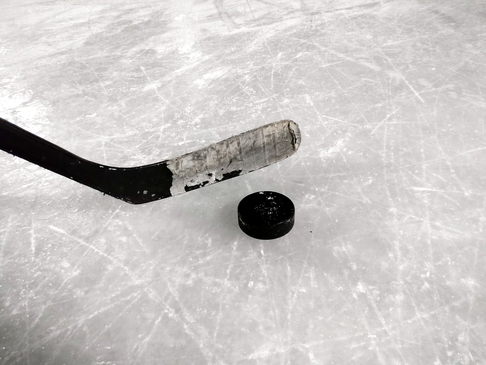 Bastone e disco da hockey sul ghiaccio: foto d’archivio del 2017, non riferita alle partite raccontate.