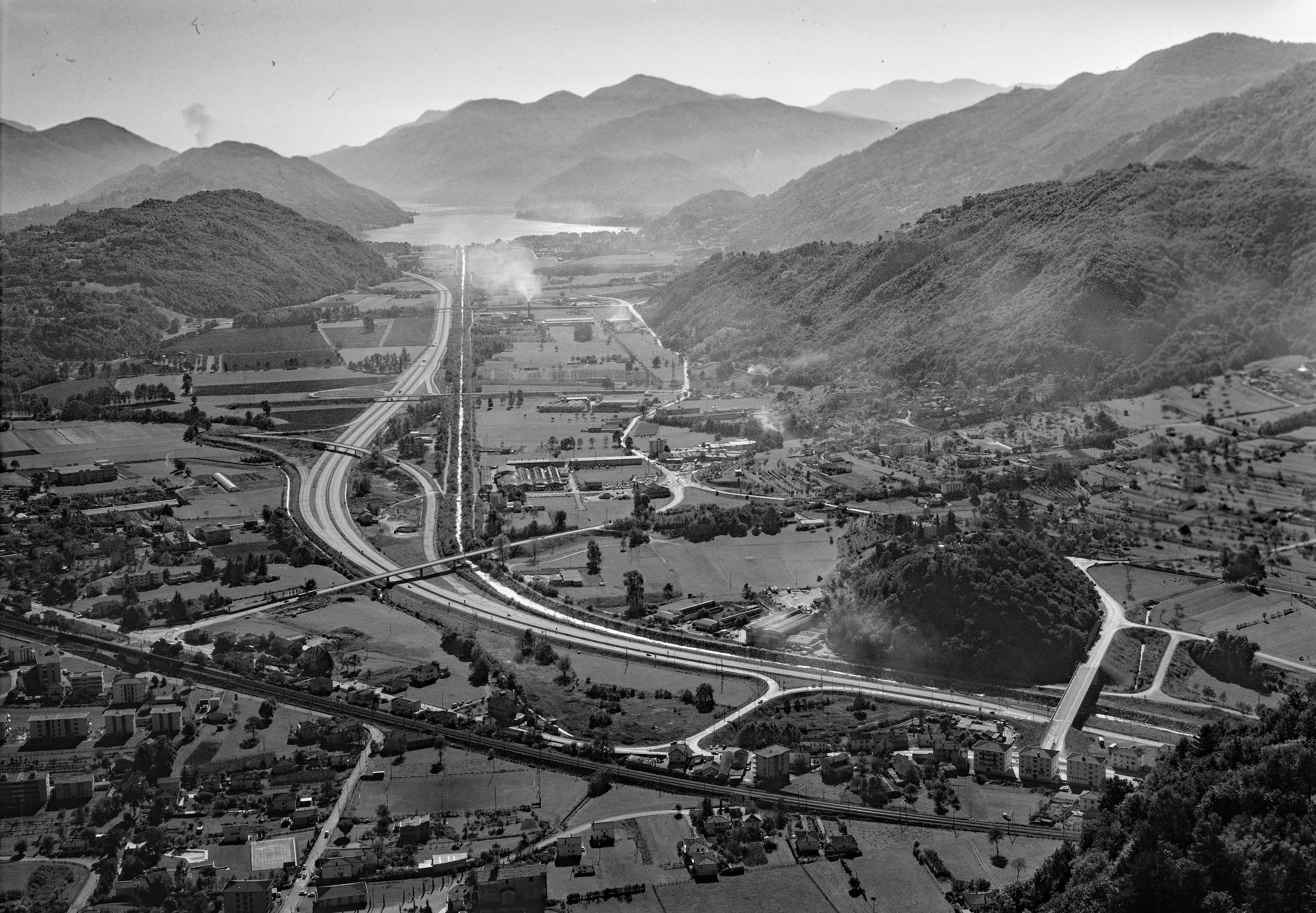 L'autostrada nella valle del Vedeggio fra Agno e Manno, ripresa aerea