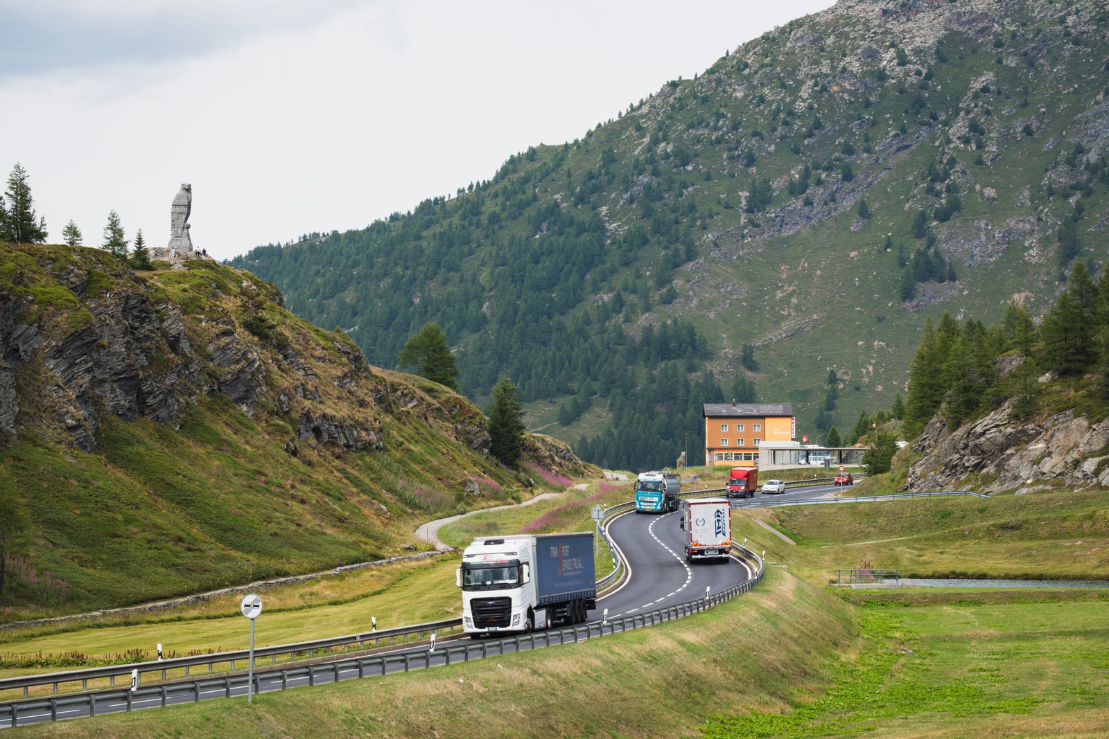 Il Passo del Sempione nel Canton Vallese, scenario del raduno dell'organizzazione estremista tedesca.