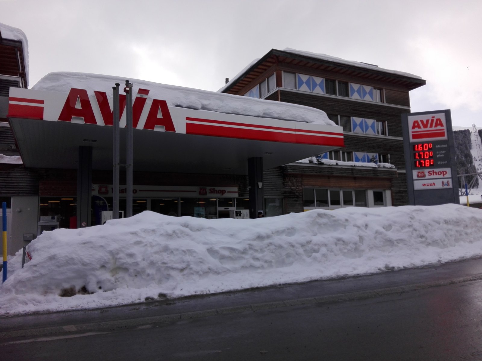Una stazione di servizio in Svizzera (foto d'archivio). La Confederazione esclude interventi fiscali sui prezzi dei carburanti.