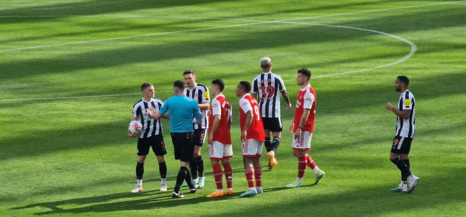 Granit Xhaka in campo con la maglia dell'Arsenal (foto d'archivio 2023).