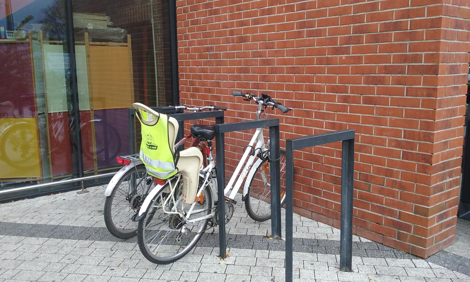 Bicicletta con seggiolino per bambini: foto d’archivio scattata a Tomaszów Mazowiecki nel 2022. Immagine illustrativa, non identifica il modello richiamato.