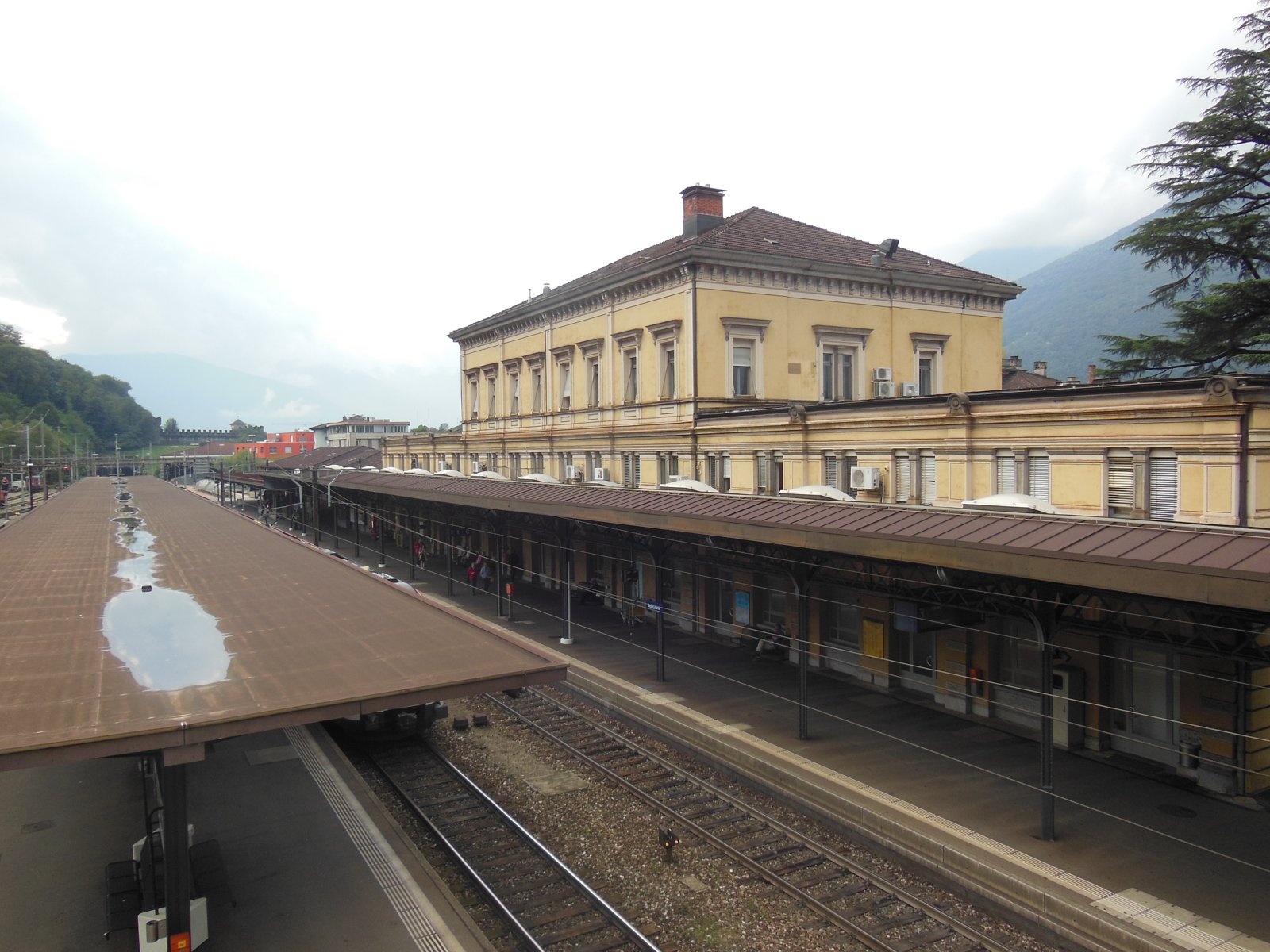 La stazione ferroviaria di Bellinzona vista dalla passerella (foto d'archivio)