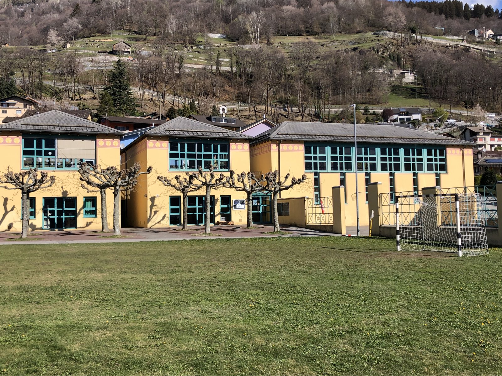 Il centro scolastico di Castaneda, tra le opere realizzate durante il mandato di Savioni (foto d'archivio)