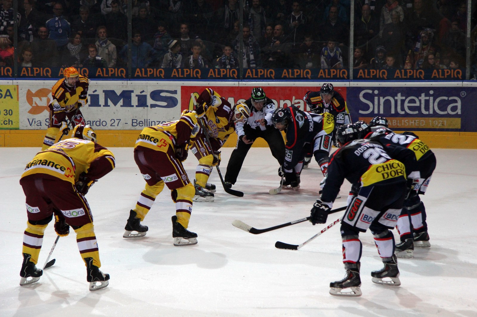 Un'azione di gioco tra HC Ambrì-Piotta e Genève-Servette (foto d'archivio 2014).