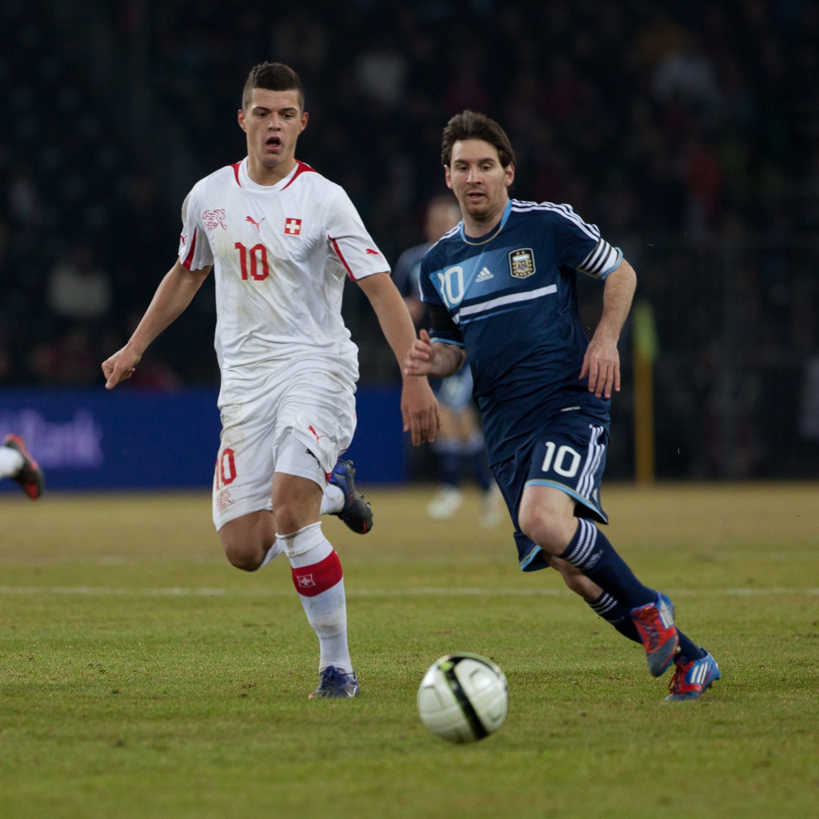 Granit Xhaka con la maglia della Nazionale svizzera (foto d'archivio 2012).