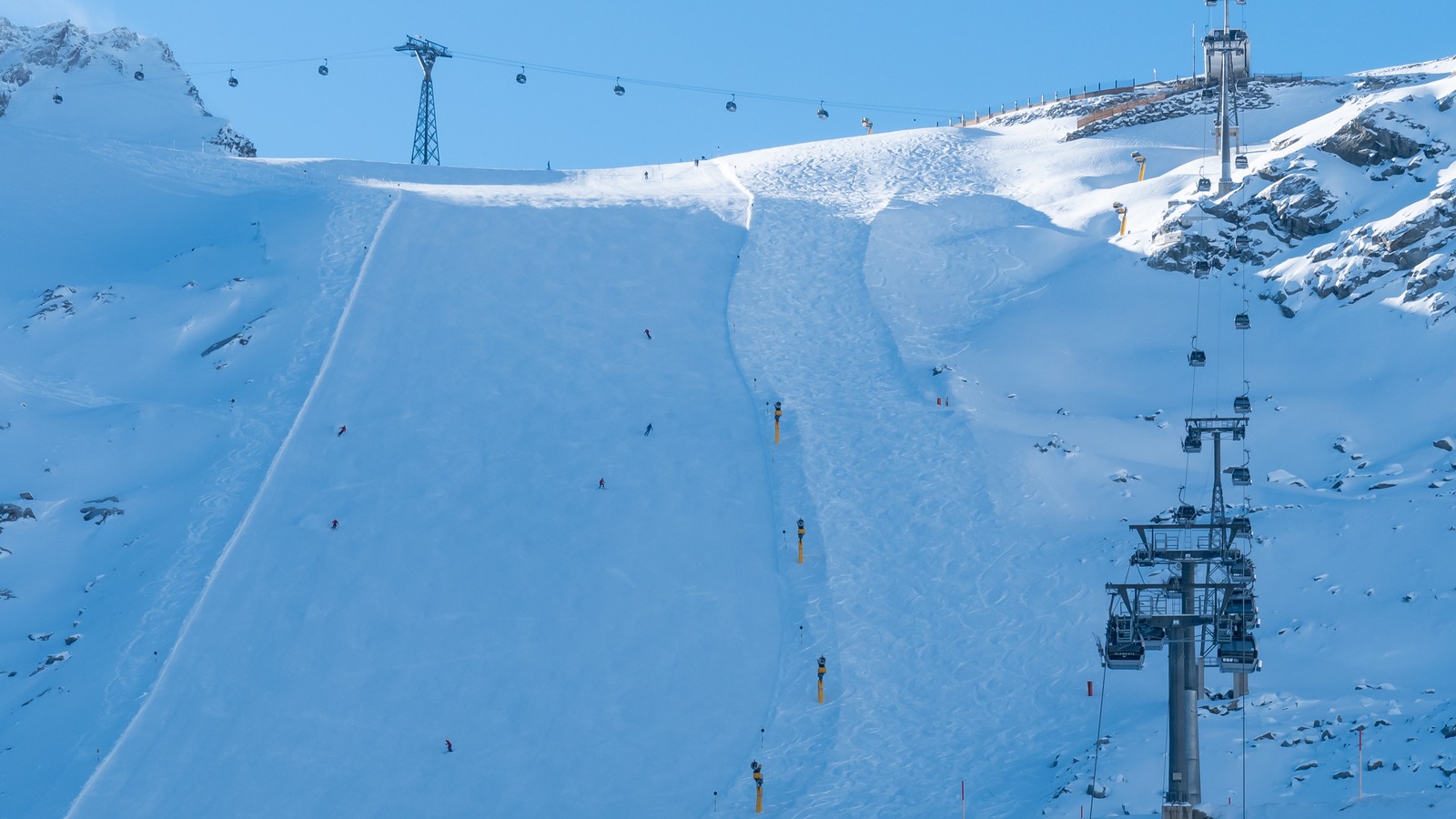 La pista sul ghiacciaio Rettenbach a Sölden. Foto d’archivio del 17 dicembre 2024, ritagliata; non raffigura la gara del 2026.