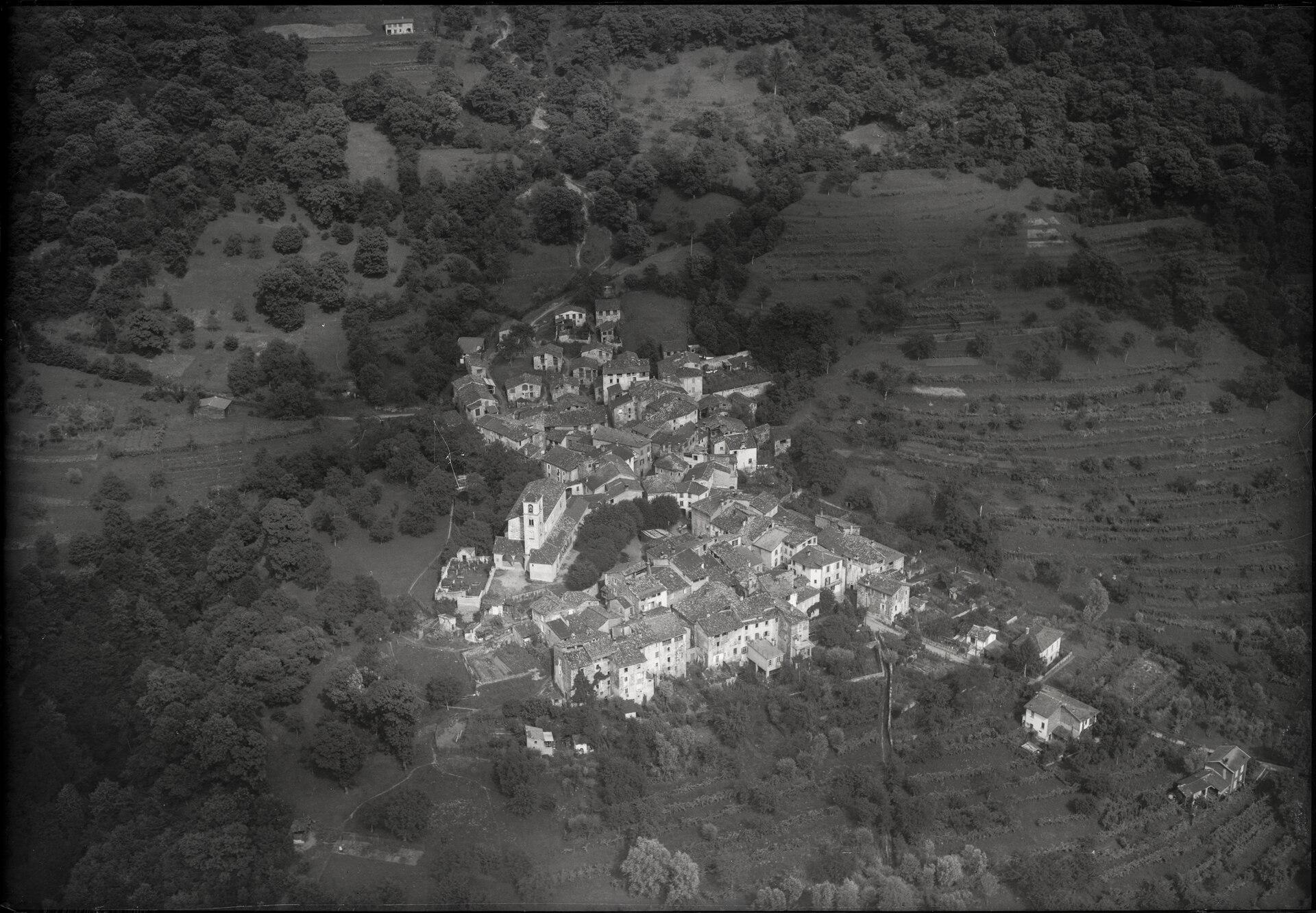 Vista aerea storica di Villa Luganese (1948). La mozione propone di riconvertire l ex scuola in nido comunali.