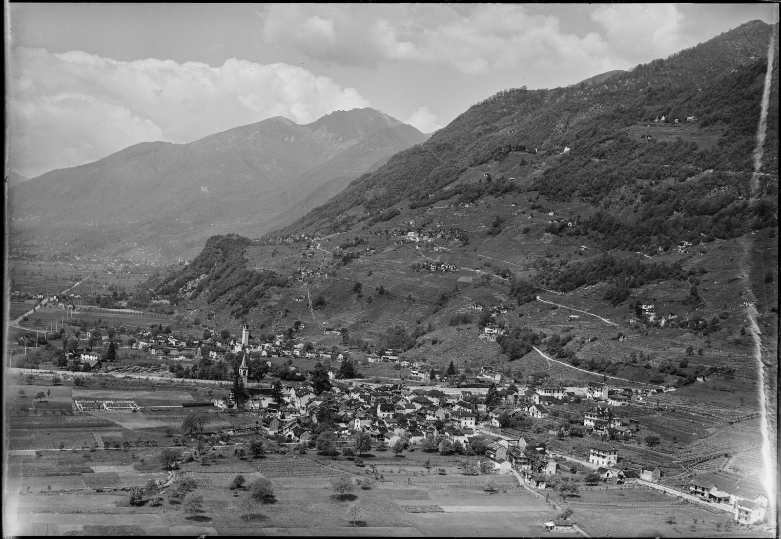 Cugnasco e Gerra Piano in una veduta aerea del 13 maggio 1954. Foto d’archivio; ridimensionata dall’originale.