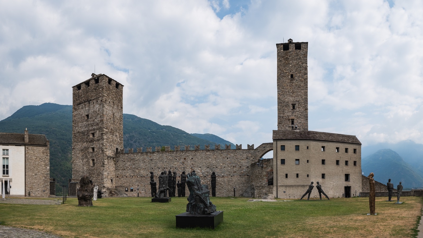 Le torri Nera e Bianca di Castelgrande a Bellinzona. Foto d’archivio del 13 luglio 2026, a illustrazione del dibattito sul futuro dei castelli.