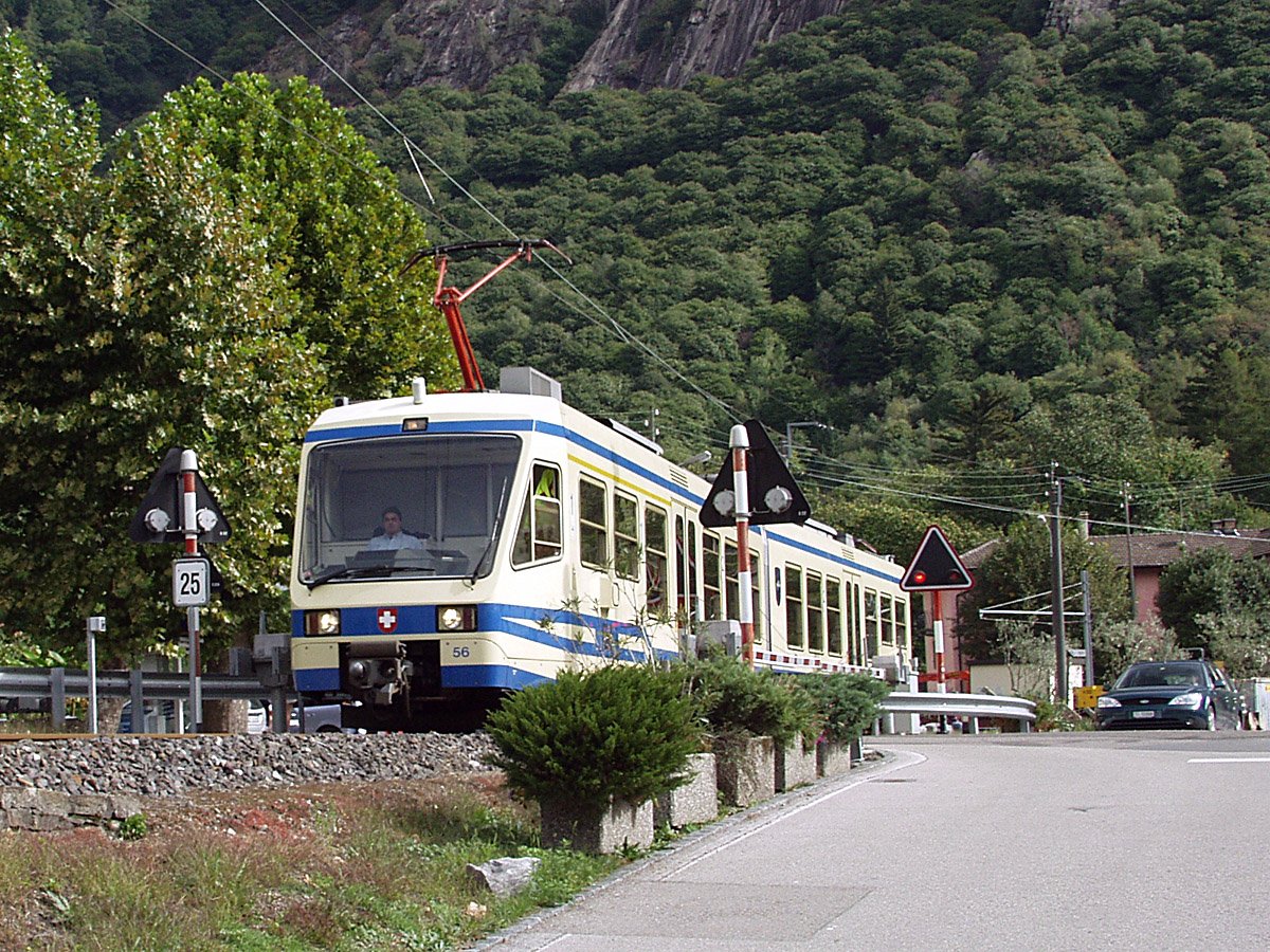 Un elettrotreno della ferrovia Domodossola-Locarno (FART) a Ponte Brolla (foto d'archivio).