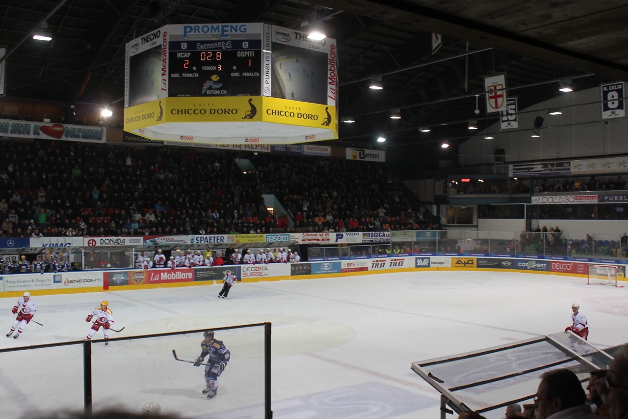 Un momento di gioco della squadra dell'HC Ambrì-Piotta sul ghiaccio (foto d'archivio)
