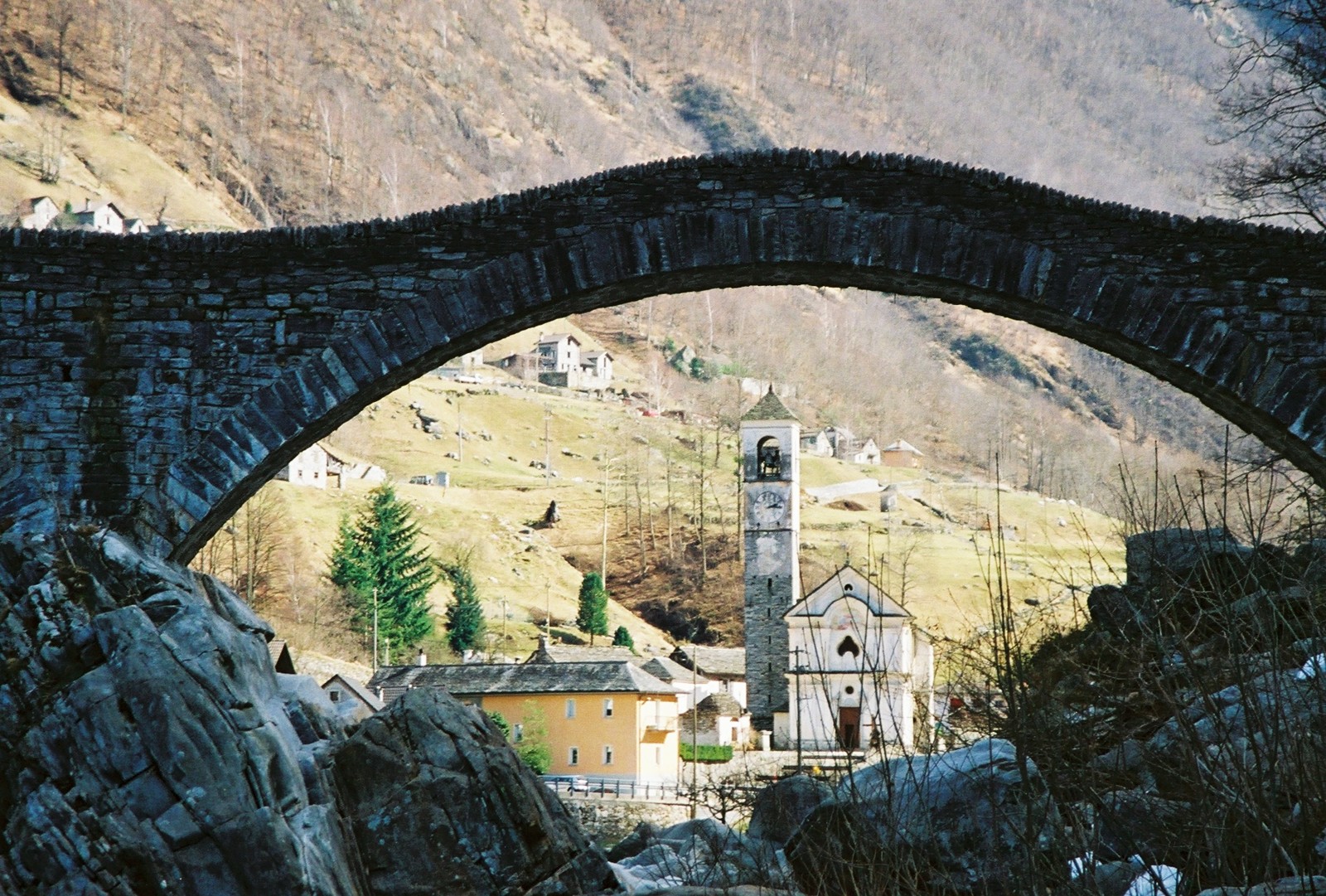 Lavertezzo e la Verzasca, foto d’archivio del 2020. Immagine di contesto, non documenta gli effetti climatici descritti.