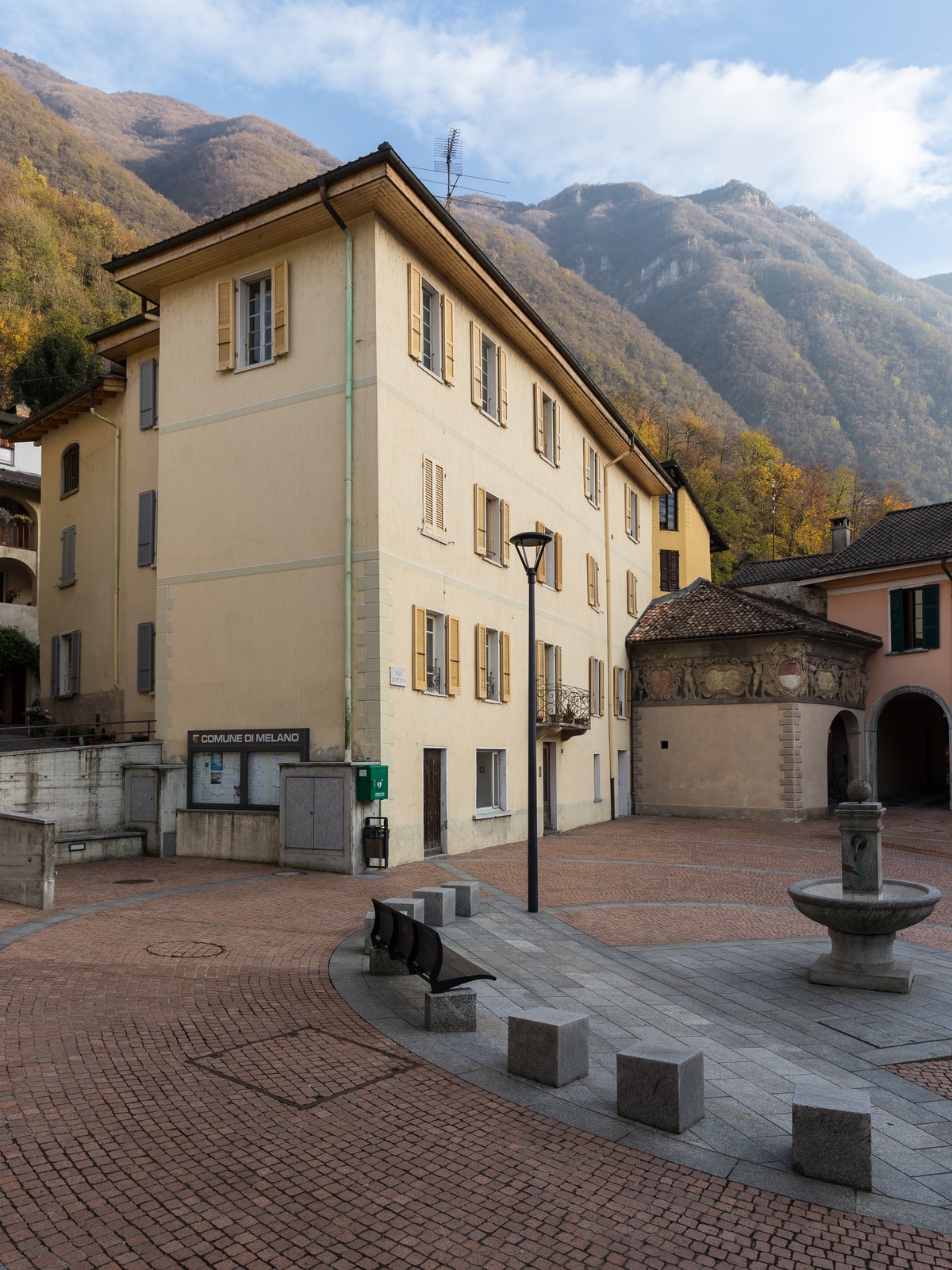 Piazza Giuseppe Motta a Melano, foto d'archivio (2017). Immagine di contesto del luogo; non ritrae Villa Santa Lucia né la mostra.