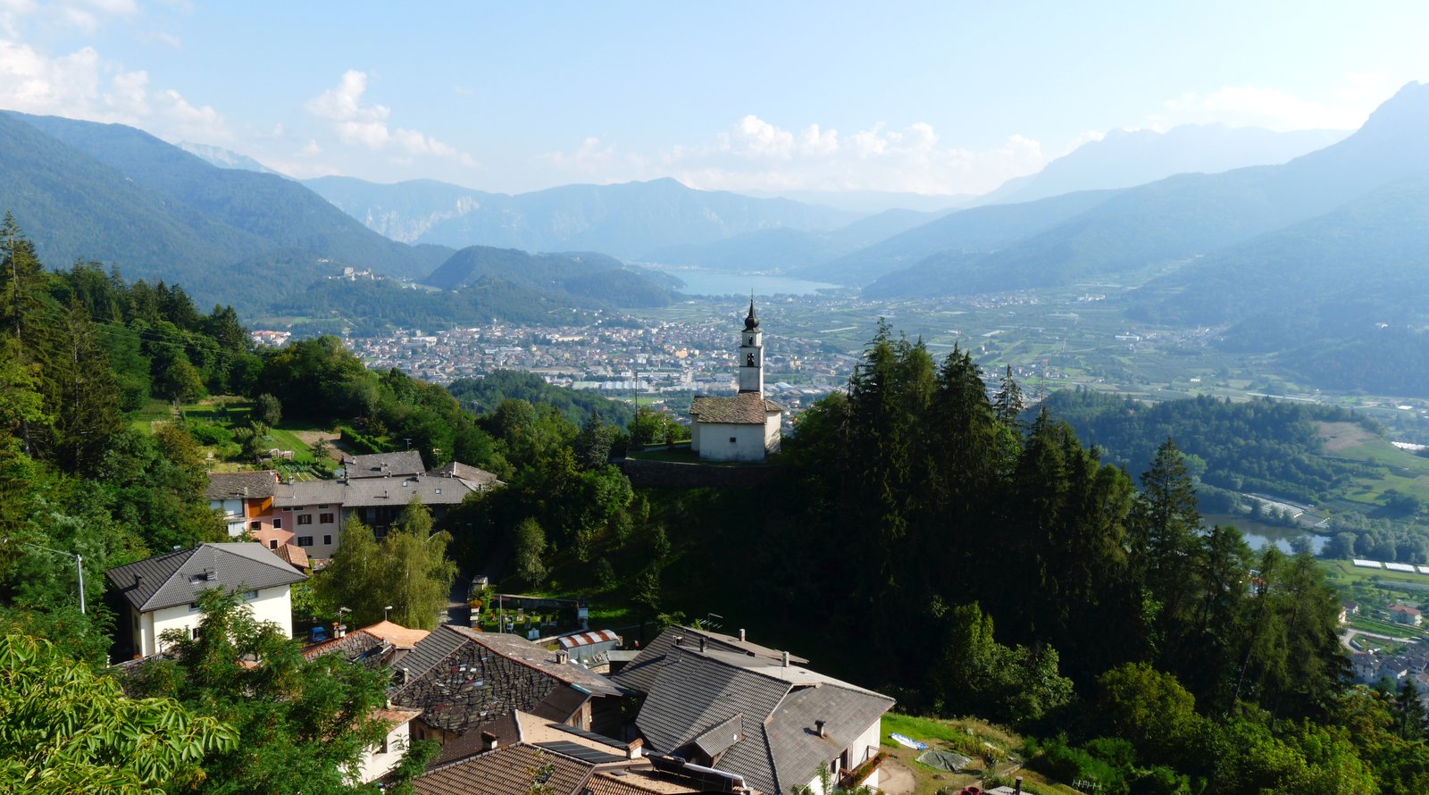Panorama di Pergine Valsugana in Trentino, sede delle gare del Trofeo Arge Alp (foto d'archivio).