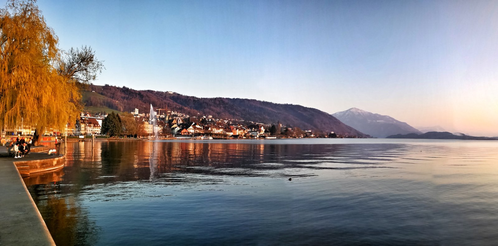 La città di Zugo vista dal lago all'alba