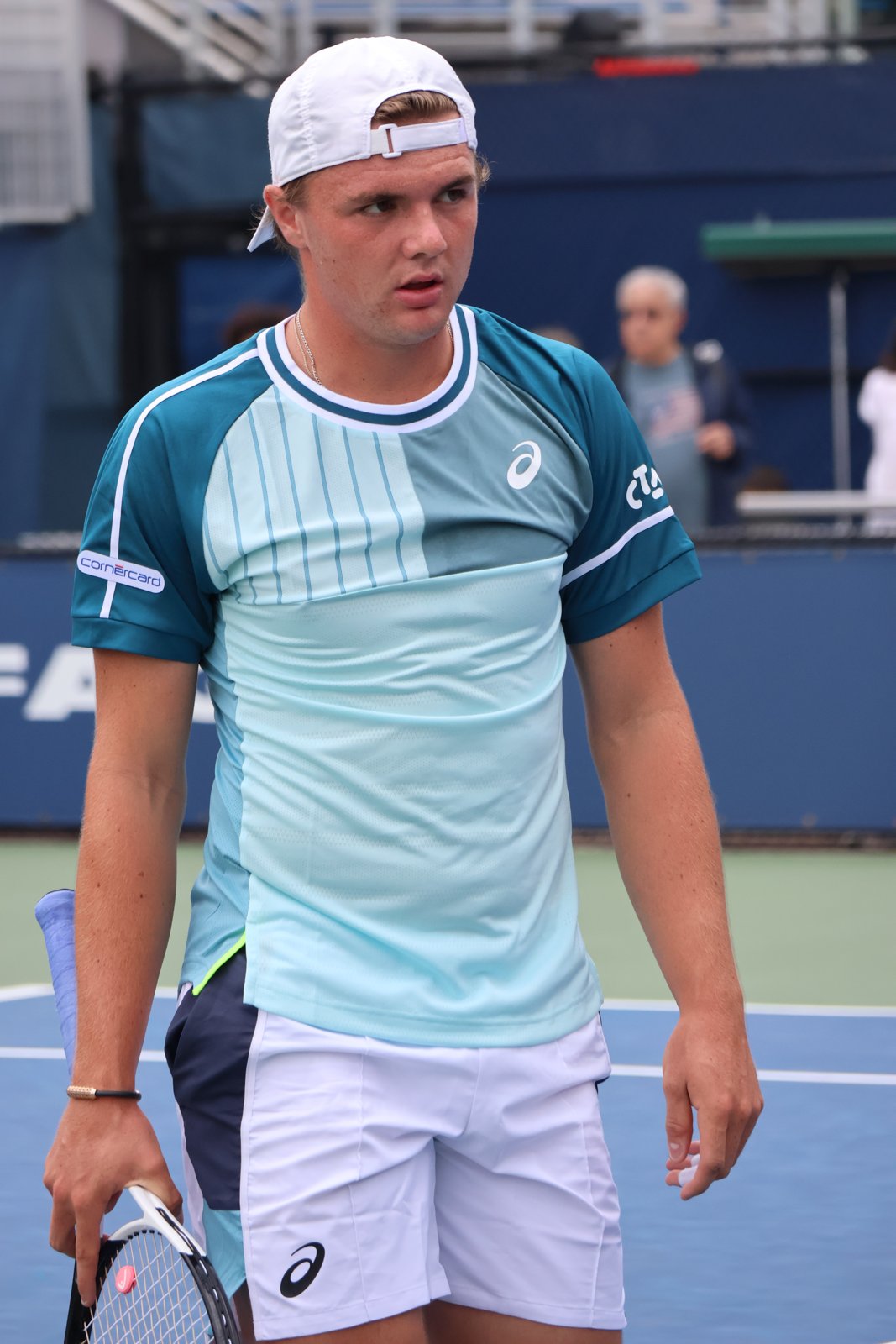 Dominic Stricker in azione sul campo da tennis (foto illustrativa)