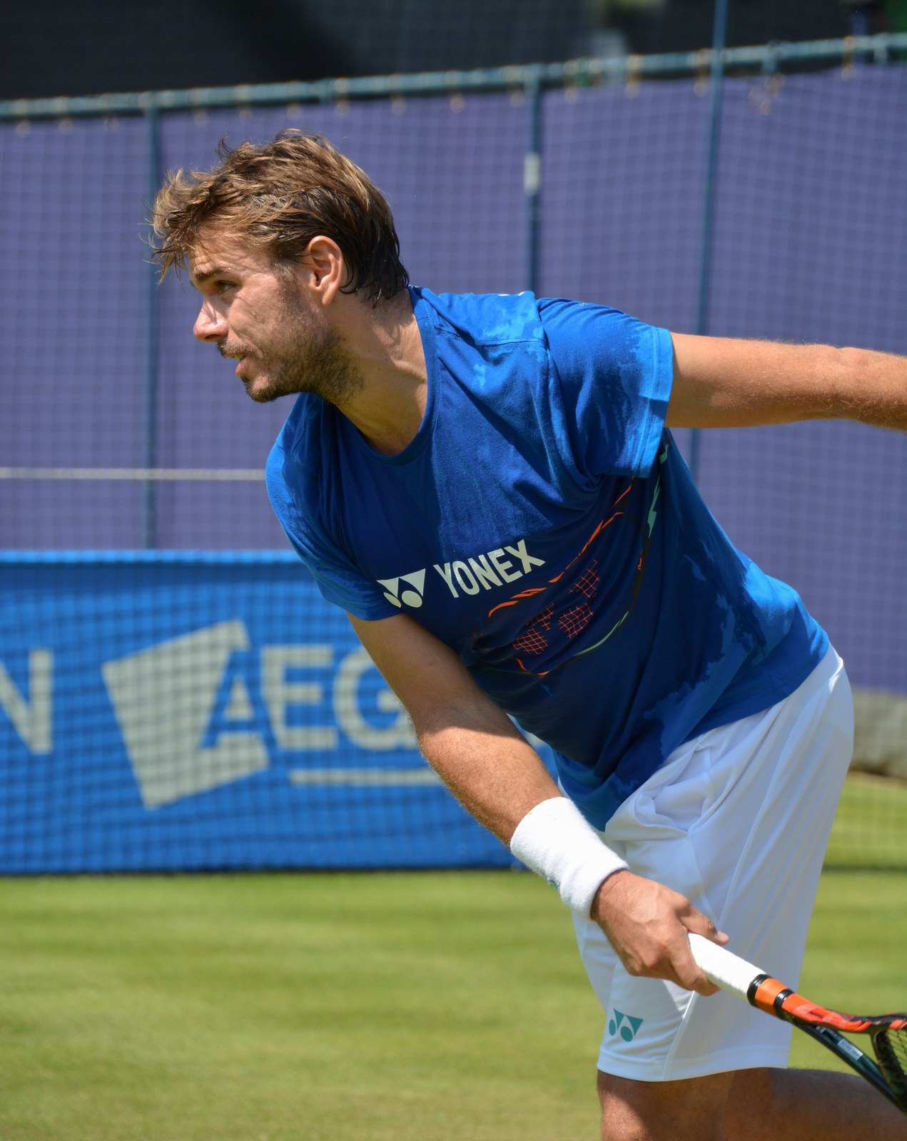Stan Wawrinka sul campo da tennis durante un torneo.