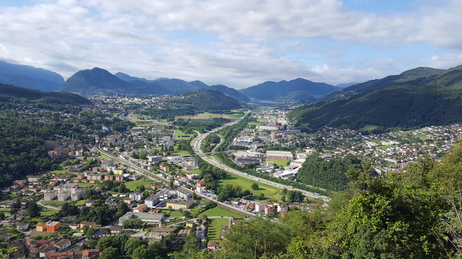 Veduta di Lamone, Manno, Bioggio, Agno e Massagno dal San Zeno. Foto d'archivio del 2017, illustrativa.