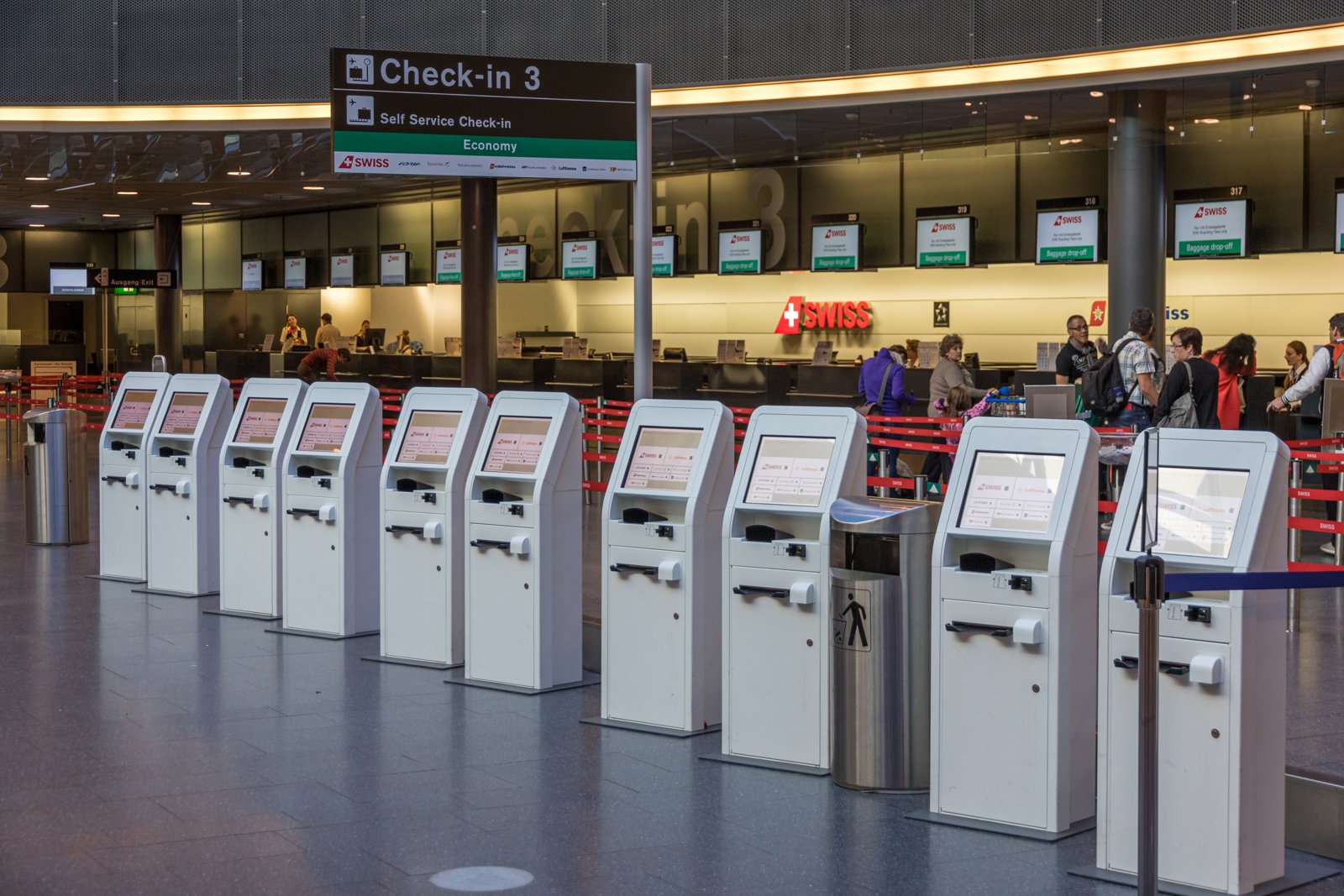 Terminal e banchi per il check-in all'aeroporto di Zurigo (foto d'archivio)