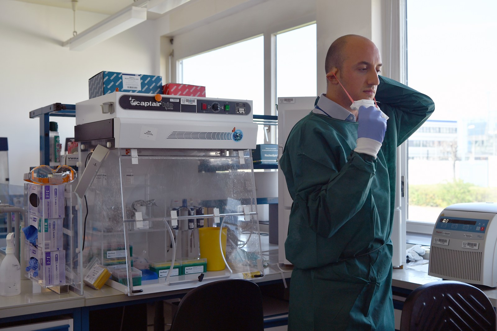 Preparazione di campioni per un test molecolare PCR in laboratorio (foto d'archivio).