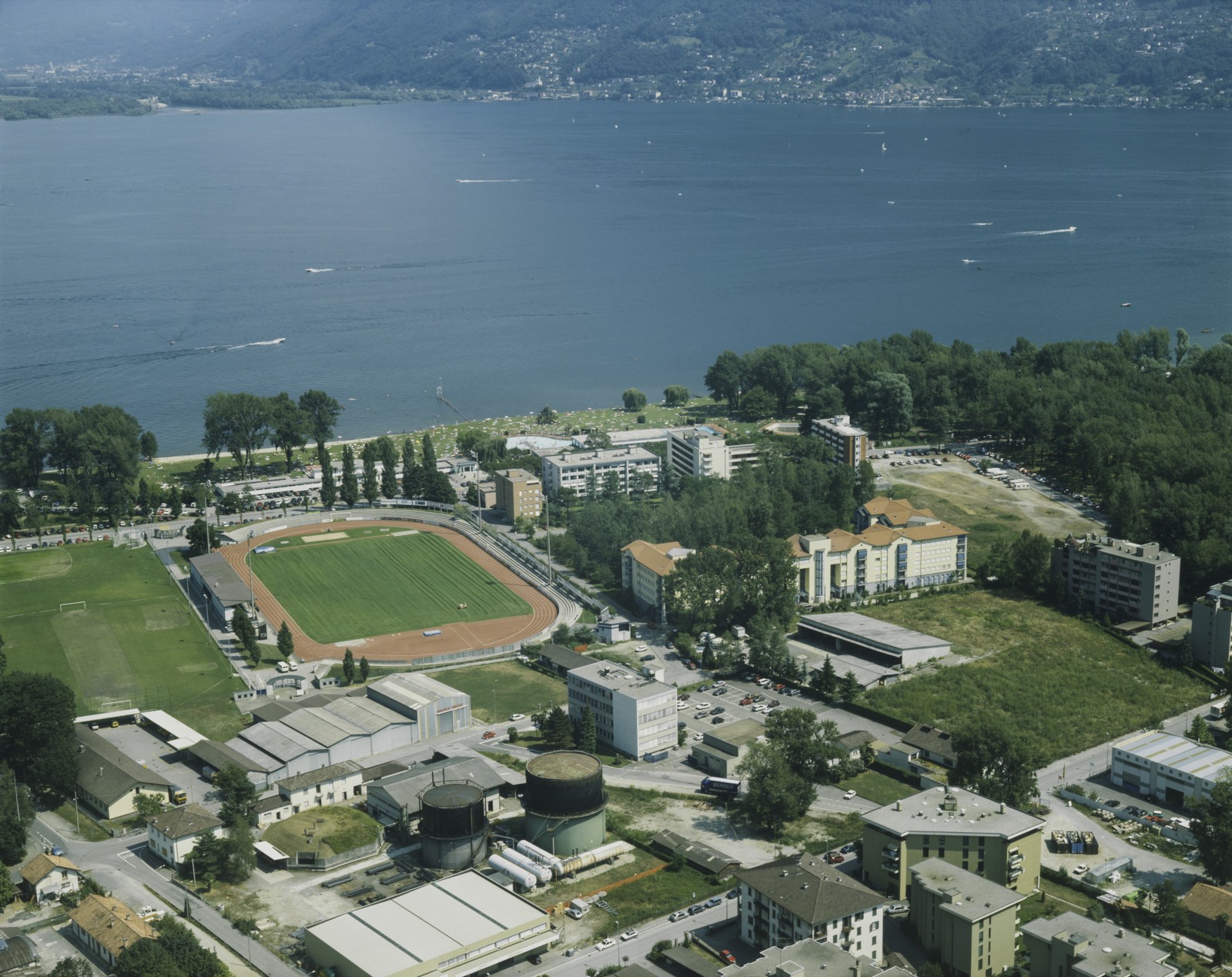 Lo Stadio Lido di Locarno in una veduta aerea del 26 luglio 1994: foto d’archivio, non rappresentativa dello stato attuale. Licenza: https://creativecommons.org/licenses/by-sa/4.0/ .