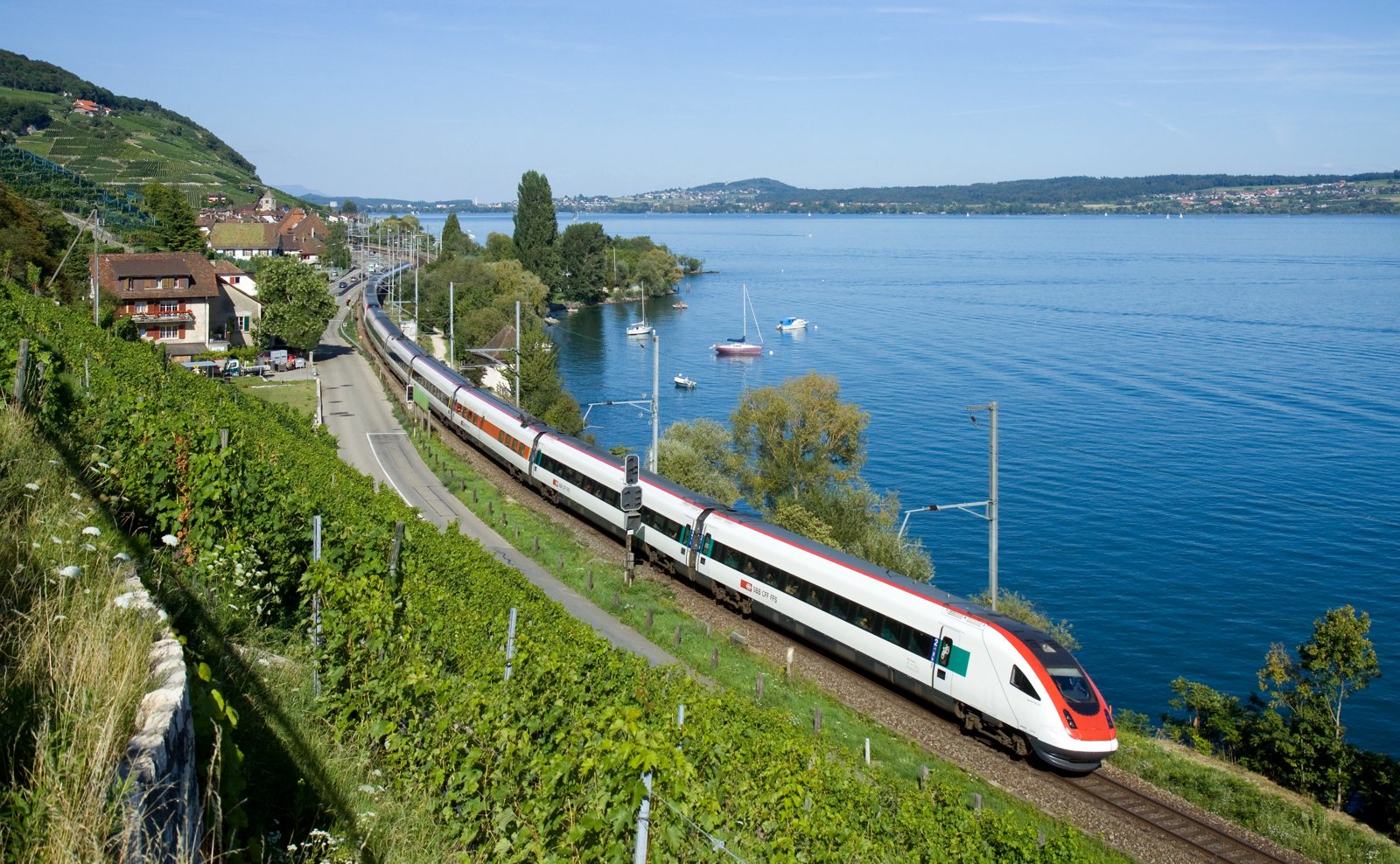 Un treno ICN delle FFS in servizio sulle linee elvetiche (foto d'archivio)