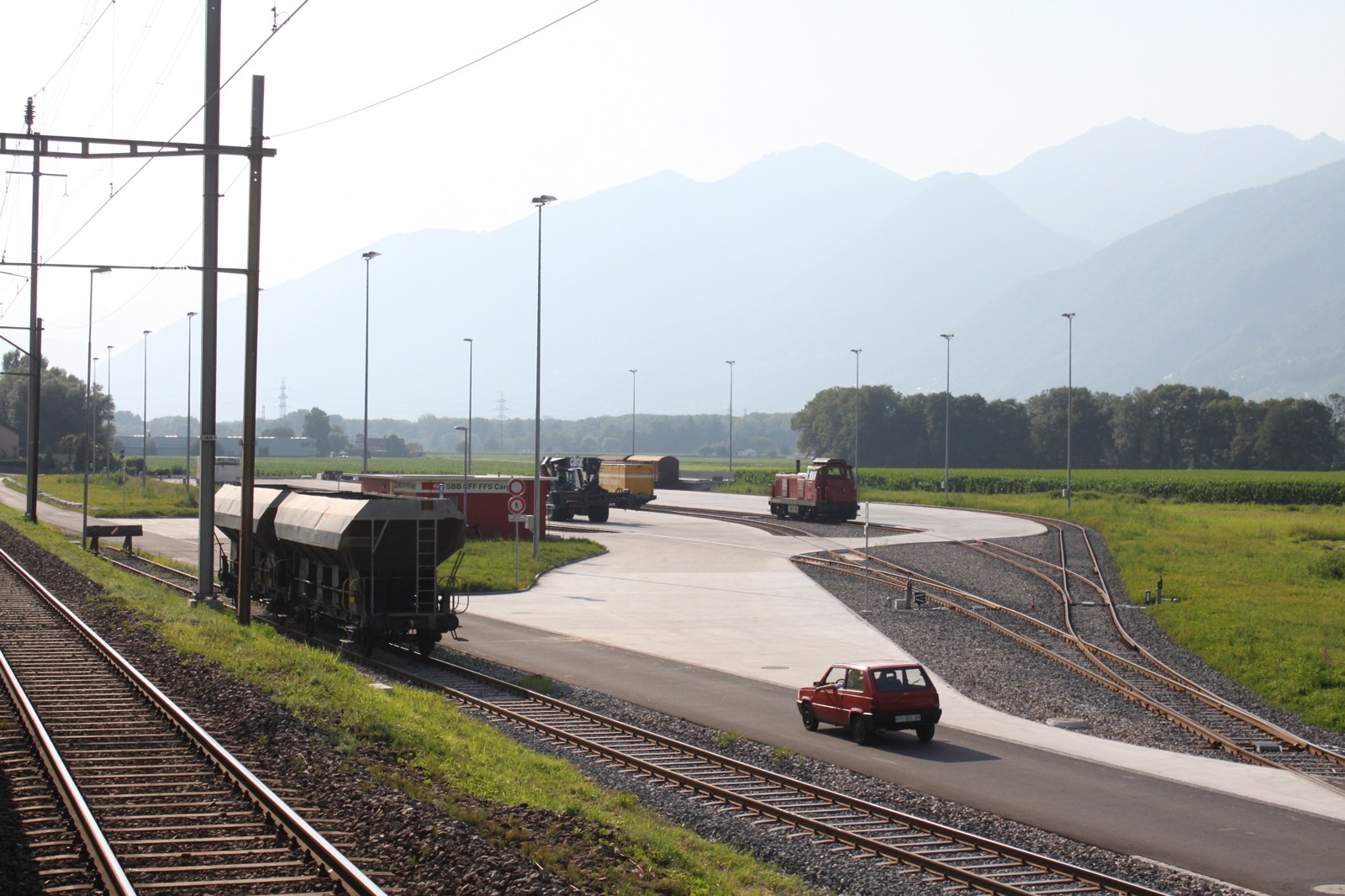 La stazione e lo snodo viario di Cadenazzo