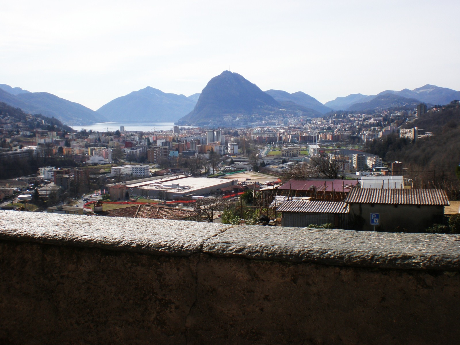 Lugano vista da nord, foto d’archivio del 2009. Immagine di contesto: non raffigura la manifestazione. Foto ridimensionata. Fonte: https://commons.wikimedia.org/wiki/File:Lugano_-_Panorama_Nord.jpg — Licenza: https://creativecommons.org/licenses/by-sa/3.0/