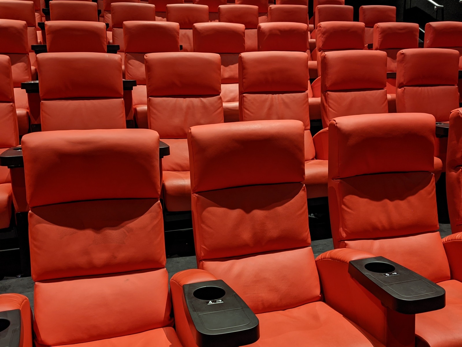 Poltrone di una sala cinematografica a New York, foto d’archivio (2022). Immagine illustrativa: non raffigura Castellinaria.