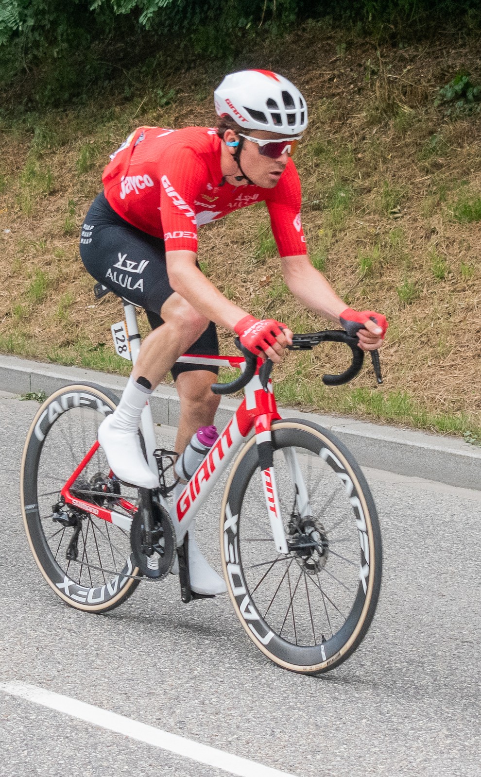 Il ciclista svizzero Mauro Schmid in azione (foto d'archivio).
